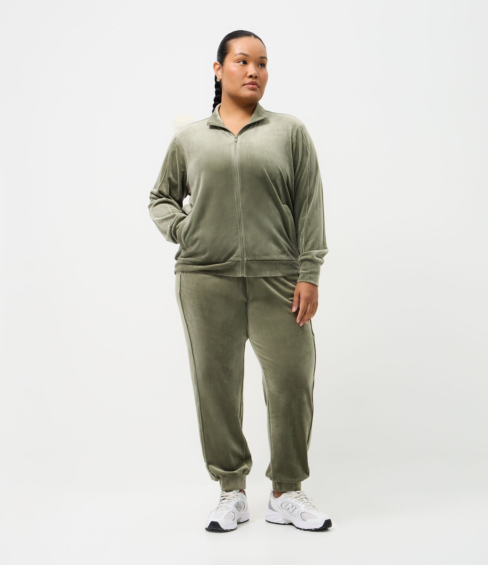 Jaqueta Esportiva em Plush Com Gola Alta Curve & Plus Size Verde 2