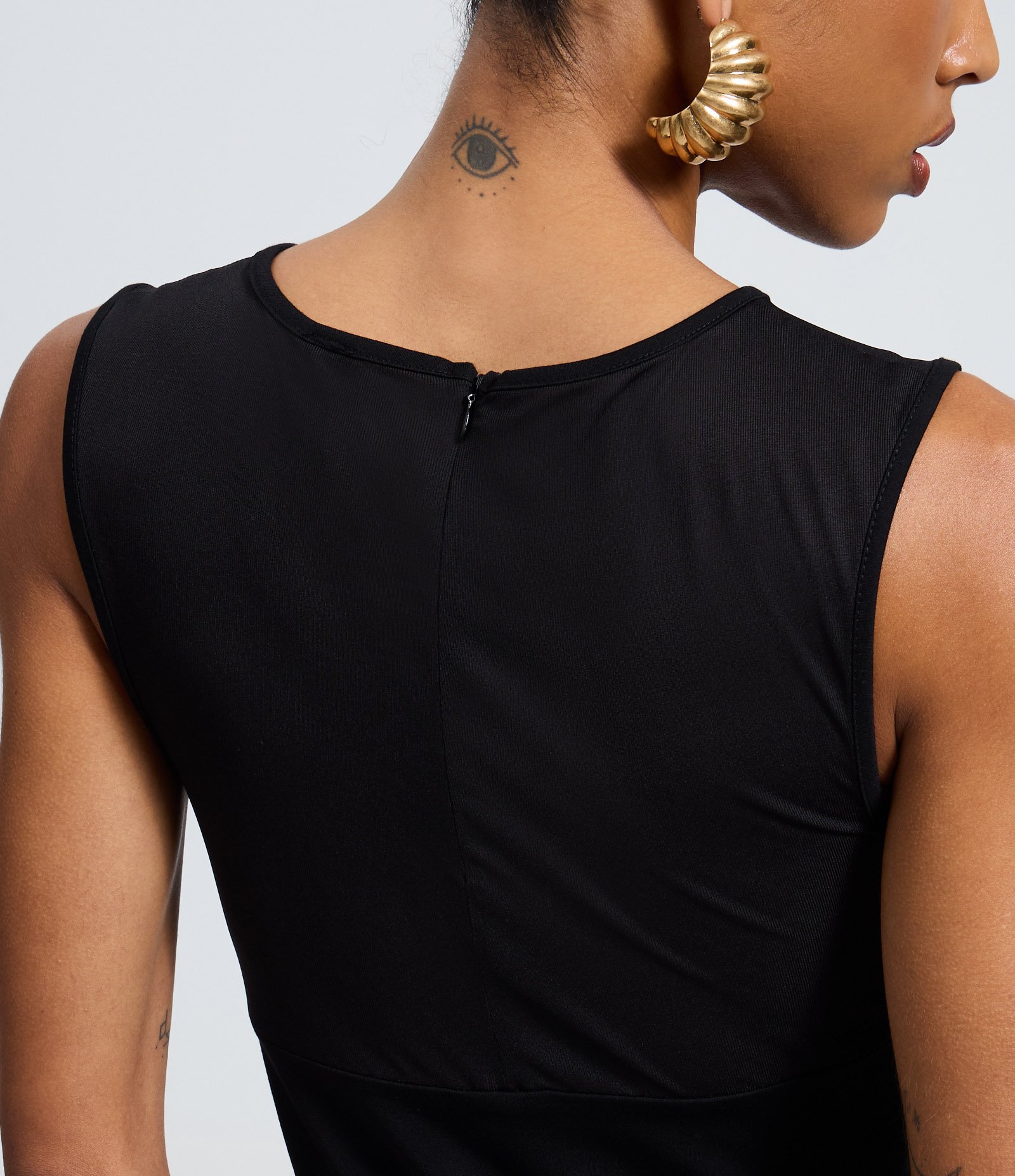 Vestido Midi em Tule com Decote Halter e Recorte Frontal Preto 4