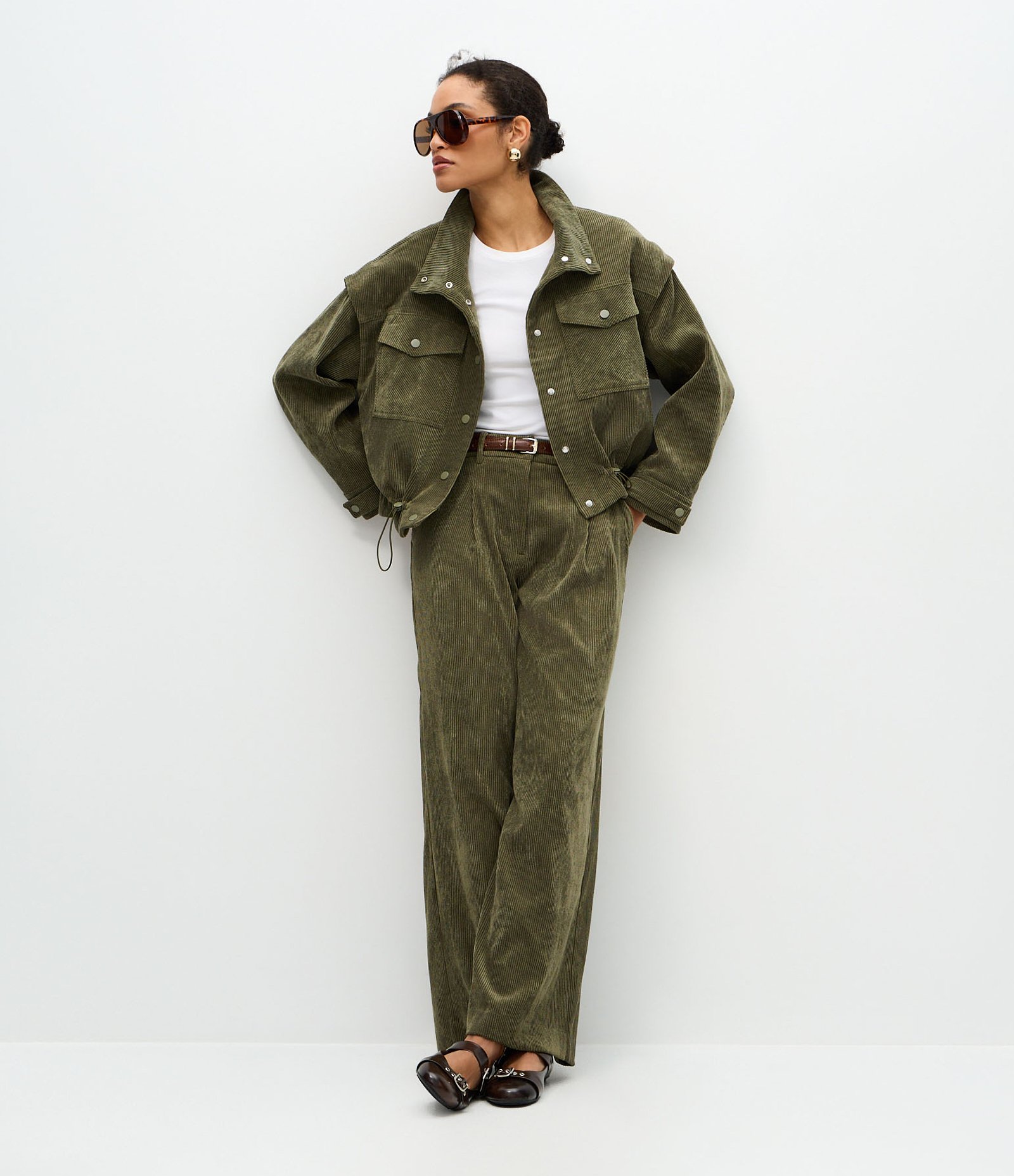 Jaqueta em Veludo Cotelê com Cava Deslocada e Puxadores Verde 2