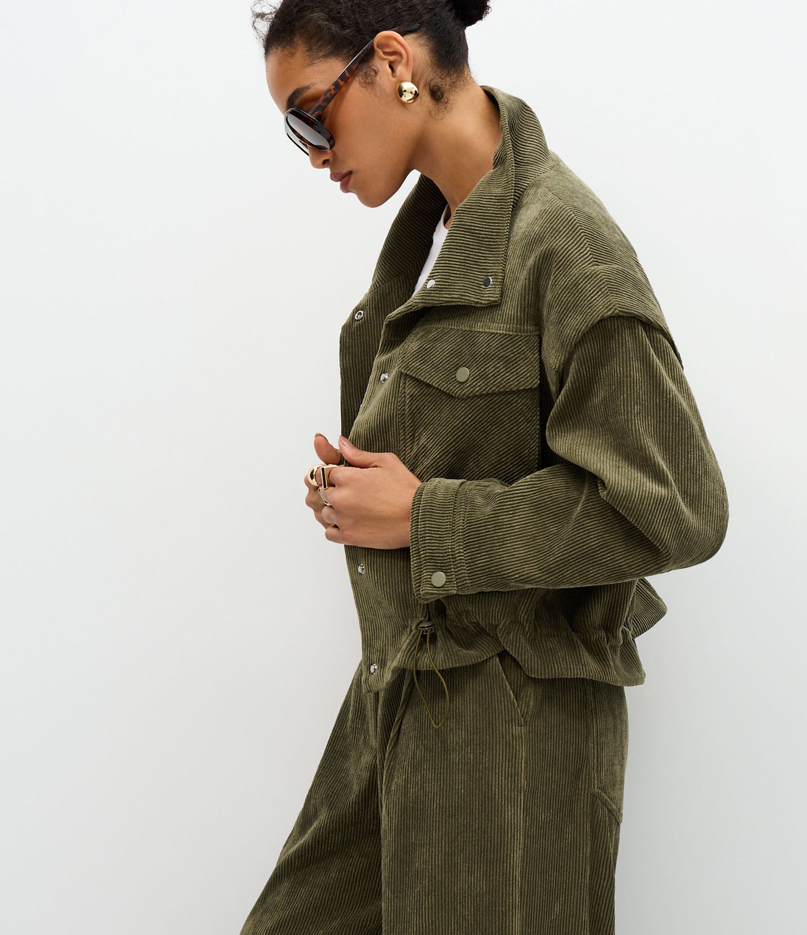 Jaqueta em Veludo Cotelê com Cava Deslocada e Puxadores Verde 3