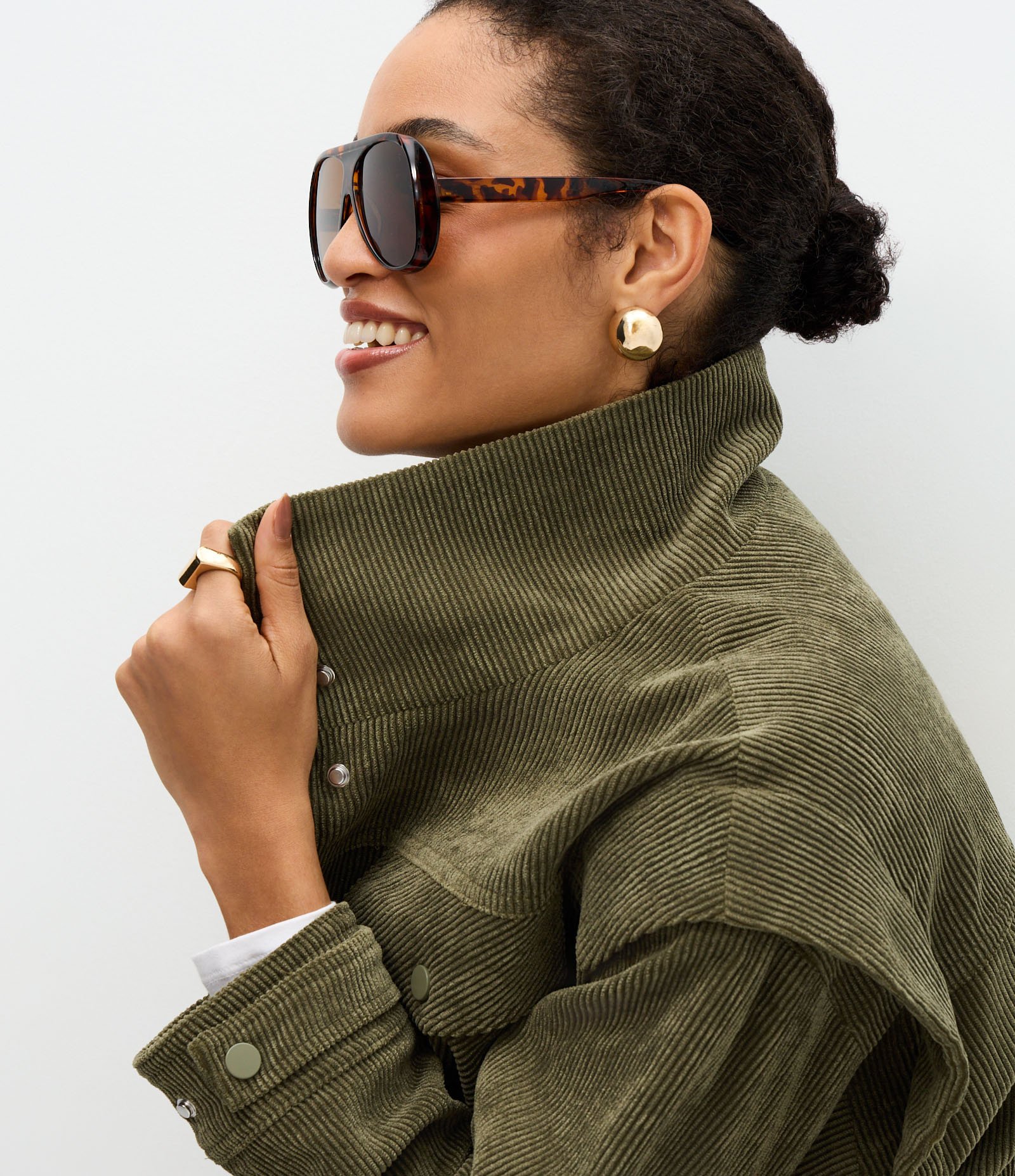 Jaqueta em Veludo Cotelê com Cava Deslocada e Puxadores Verde 4