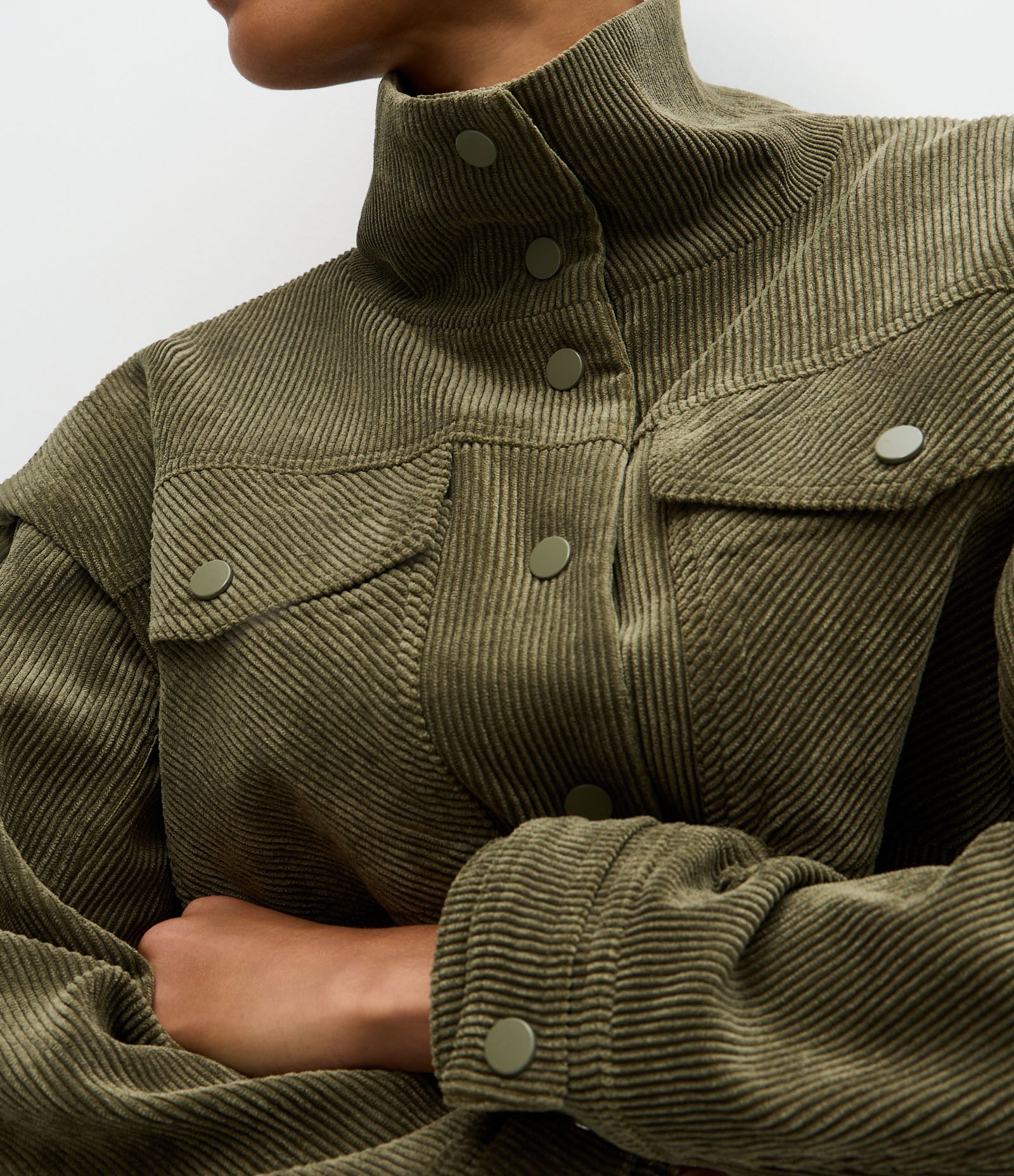 Jaqueta em Veludo Cotelê com Cava Deslocada e Puxadores Verde 5