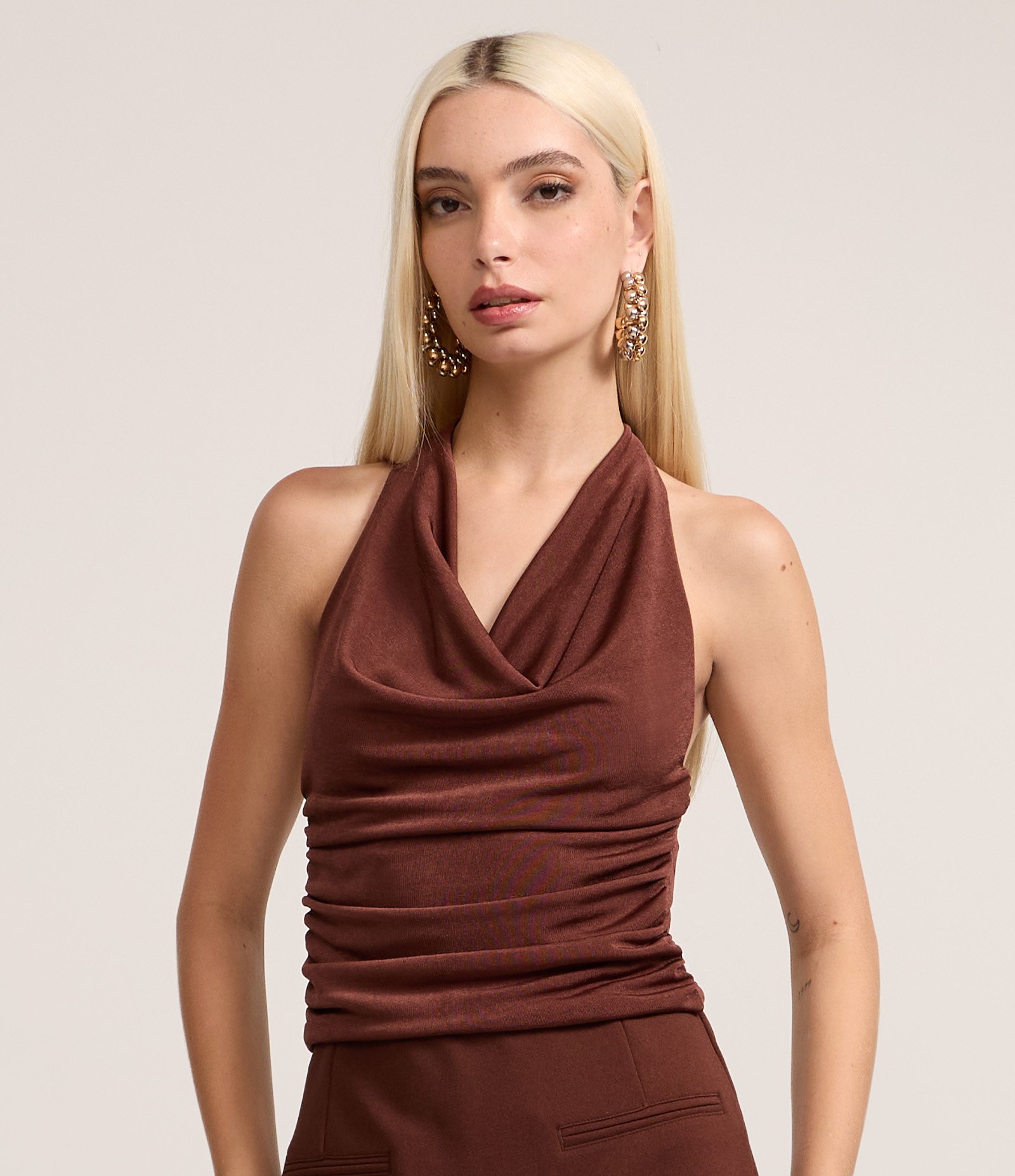 Blusa Frente Única Franzida em Ribana com Detalhe Torcido nas Costas Marrom 1