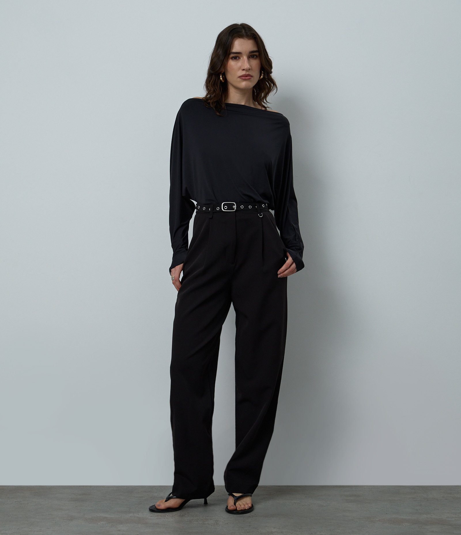 Calça Wide Leg Alfaiatada com Cinto e Pregas Preto 1