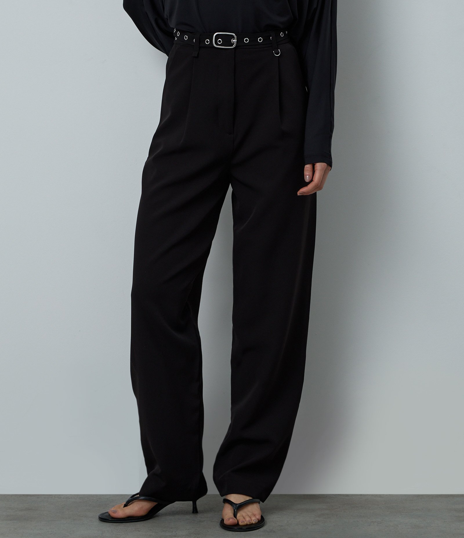 Calça Wide Leg Alfaiatada com Cinto e Pregas Preto 2