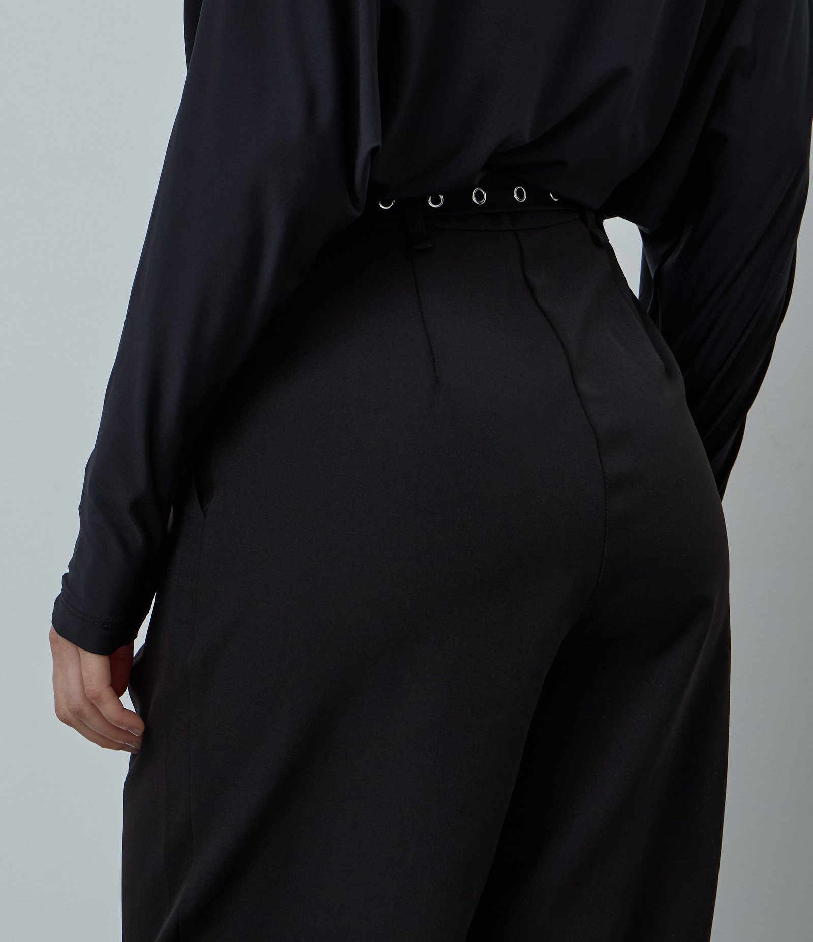 Calça Wide Leg Alfaiatada com Cinto e Pregas Preto 4