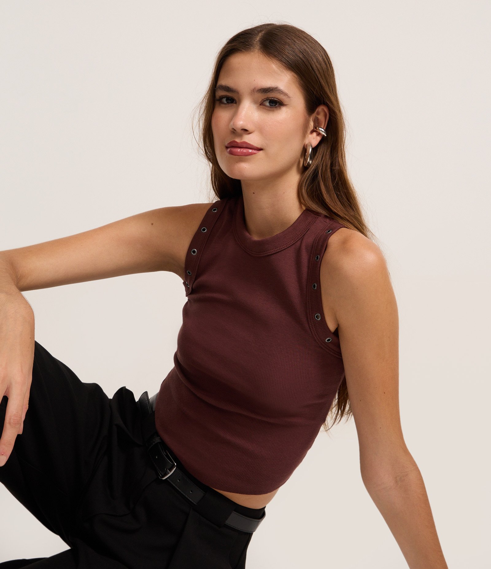 Blusa Regata em Ribana com Aviamento nos Viés Marrom 1