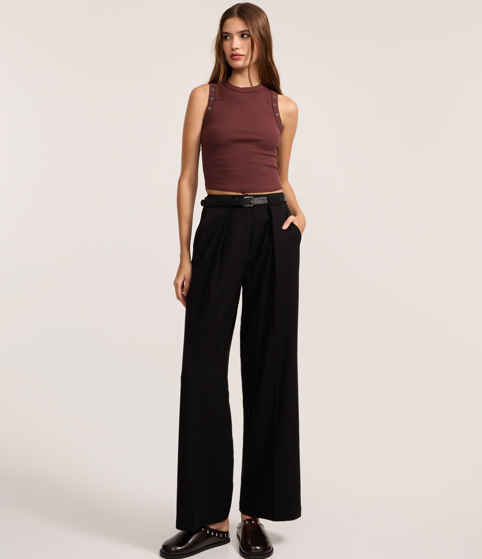 Blusa Regata em Ribana com Aviamento nos Viés Marrom 2