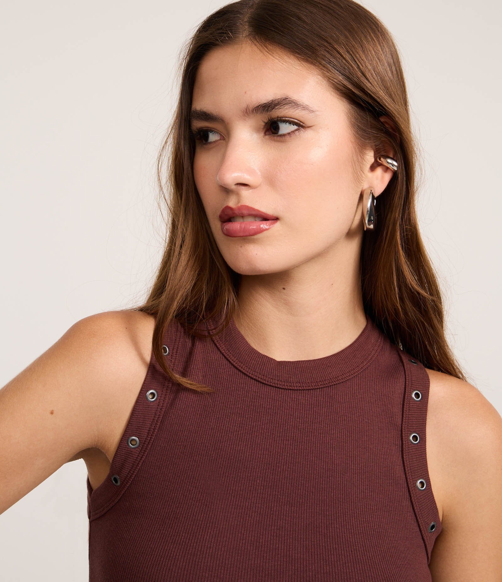 Blusa Regata em Ribana com Aviamento nos Viés Marrom 4