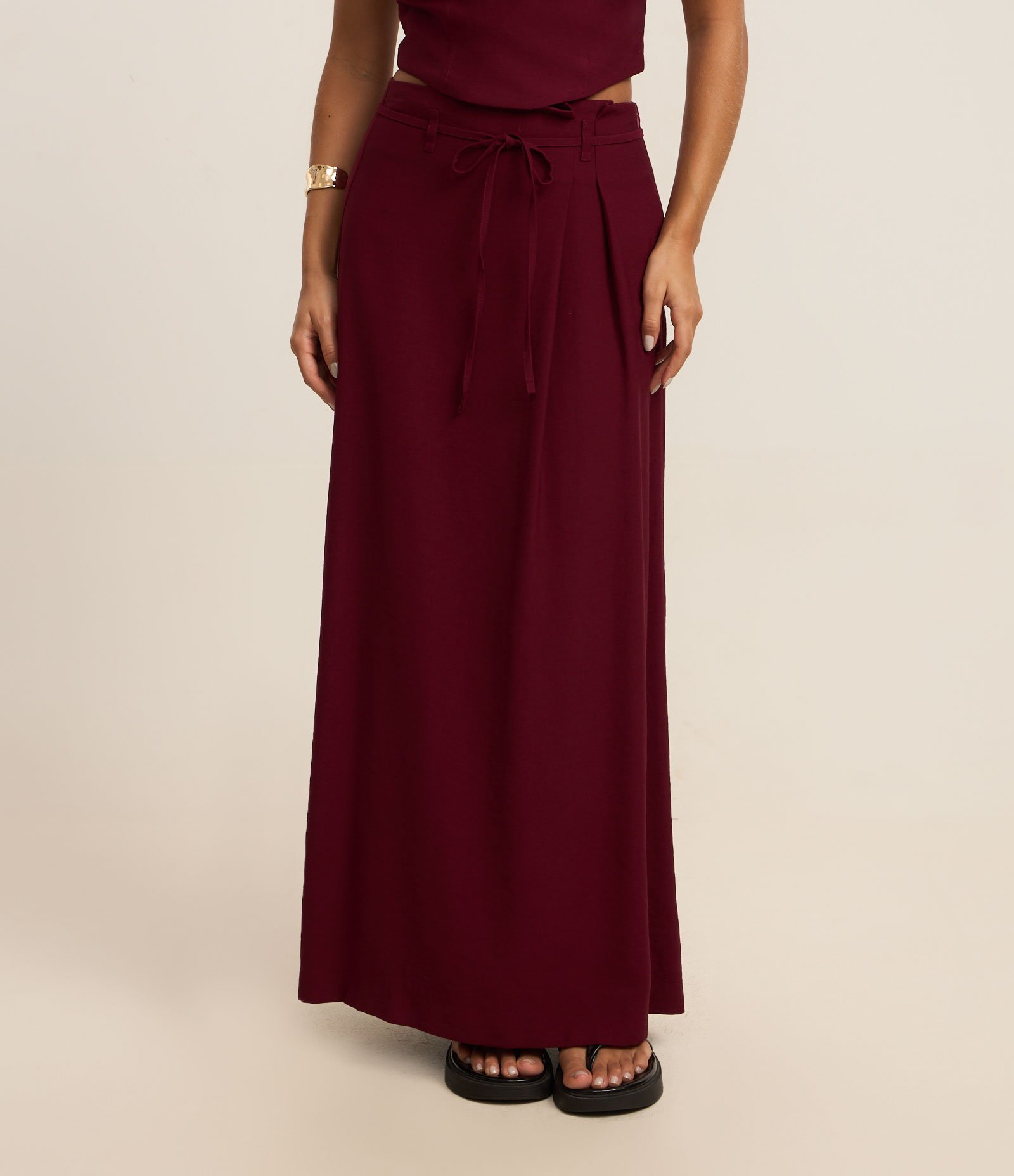 Saia Midi Alfaiataria em Viscose com Amarração no Cós Marrom 2