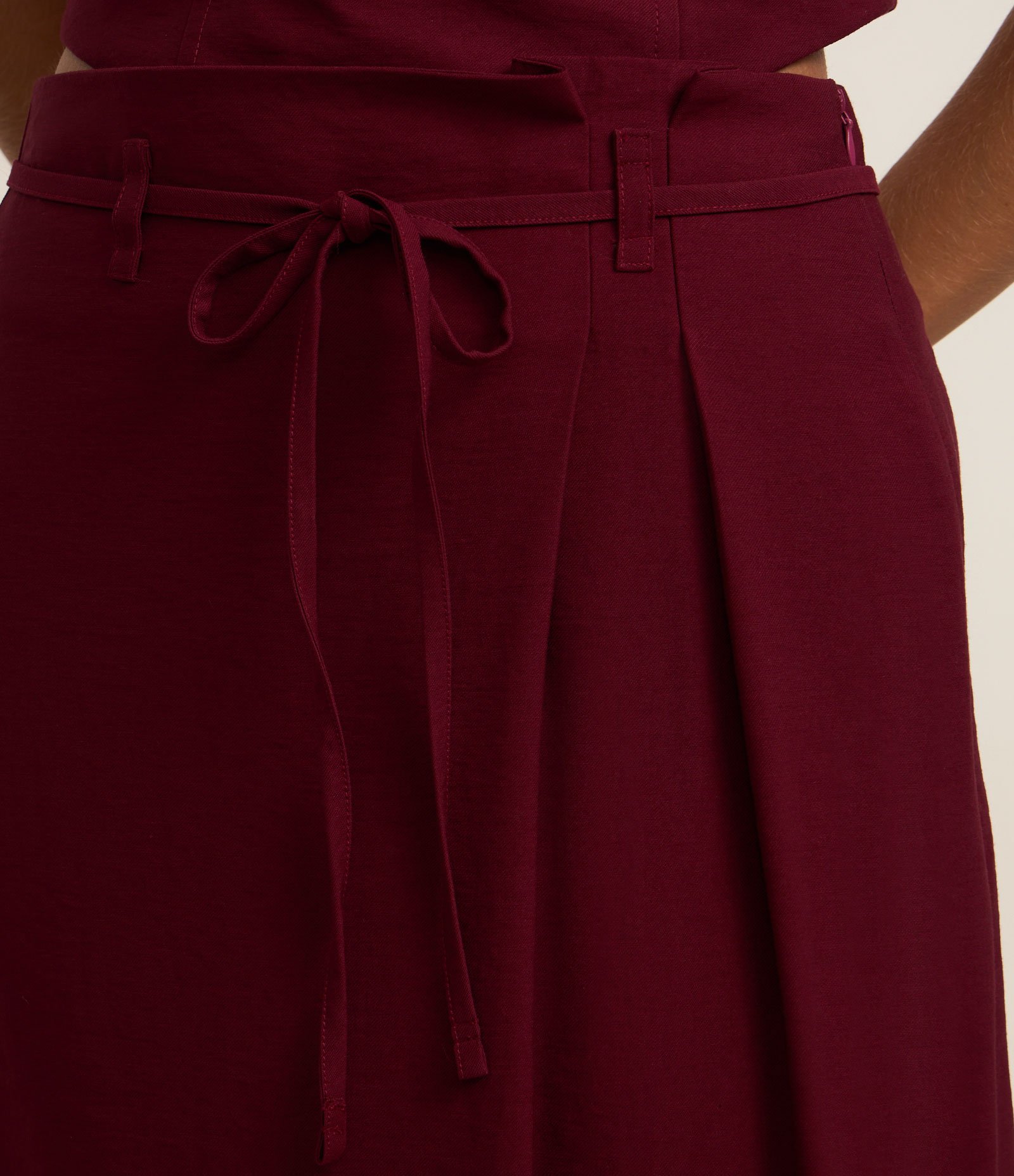 Saia Midi Alfaiataria em Viscose com Amarração no Cós Marrom 3