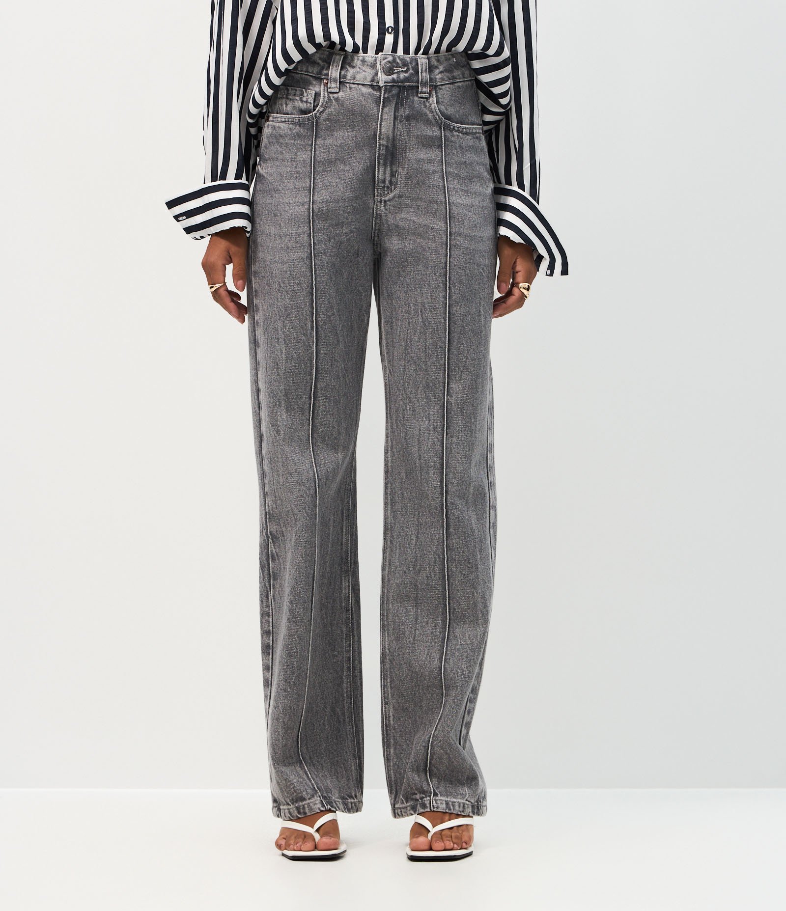Calça Reta Comfort em Jeans com Friso Frontal Cinza 3
