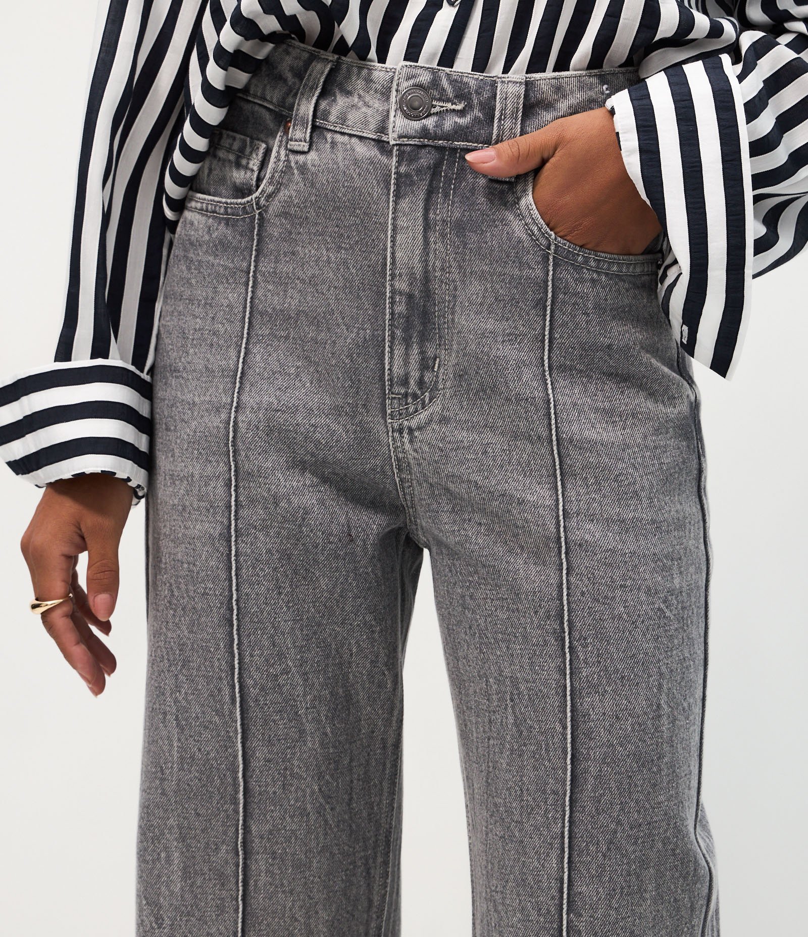 Calça Reta Comfort em Jeans com Friso Frontal Cinza 4