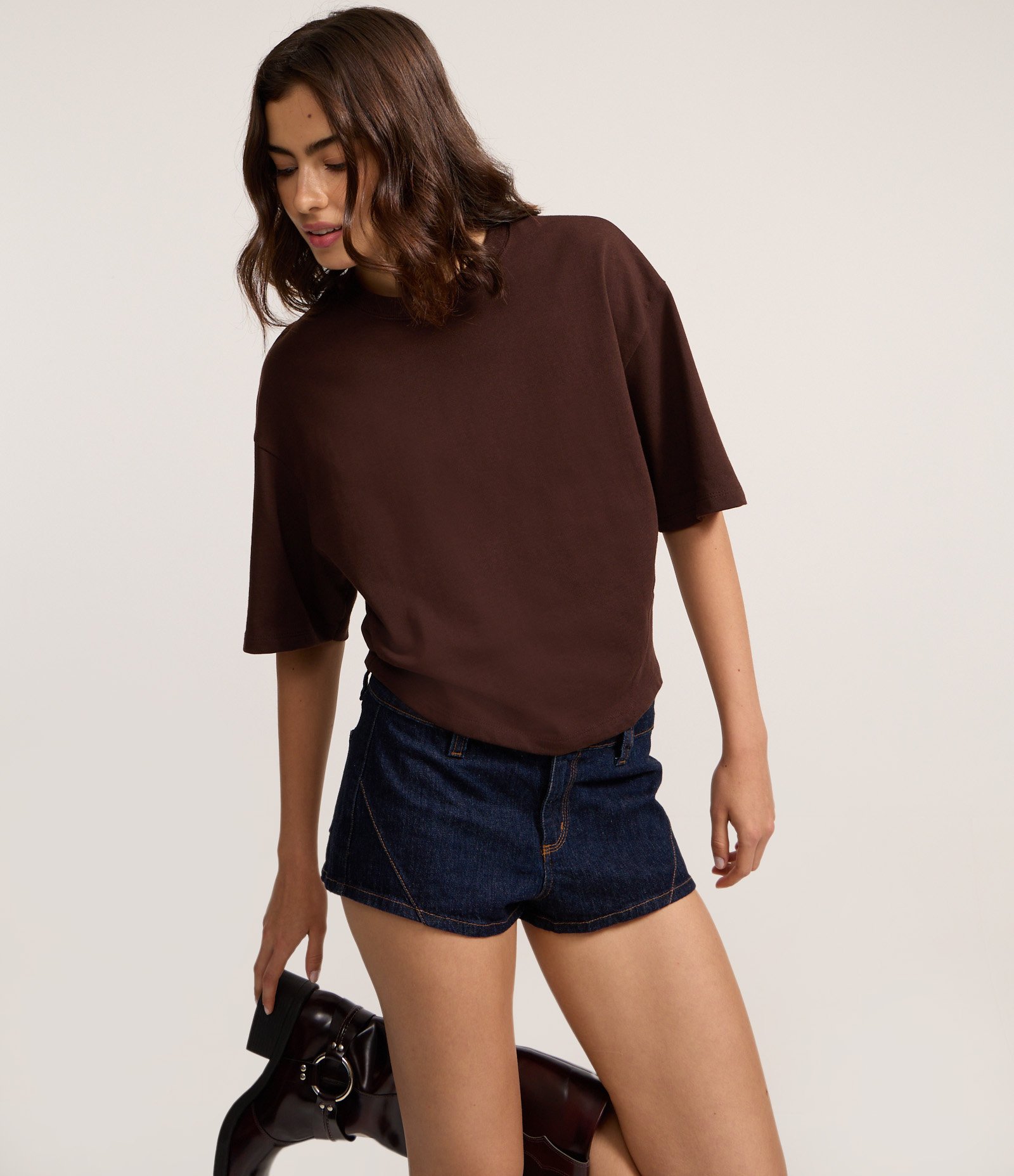 Short Micro em Jeans Raw com Cintura Baixa Escuro 3