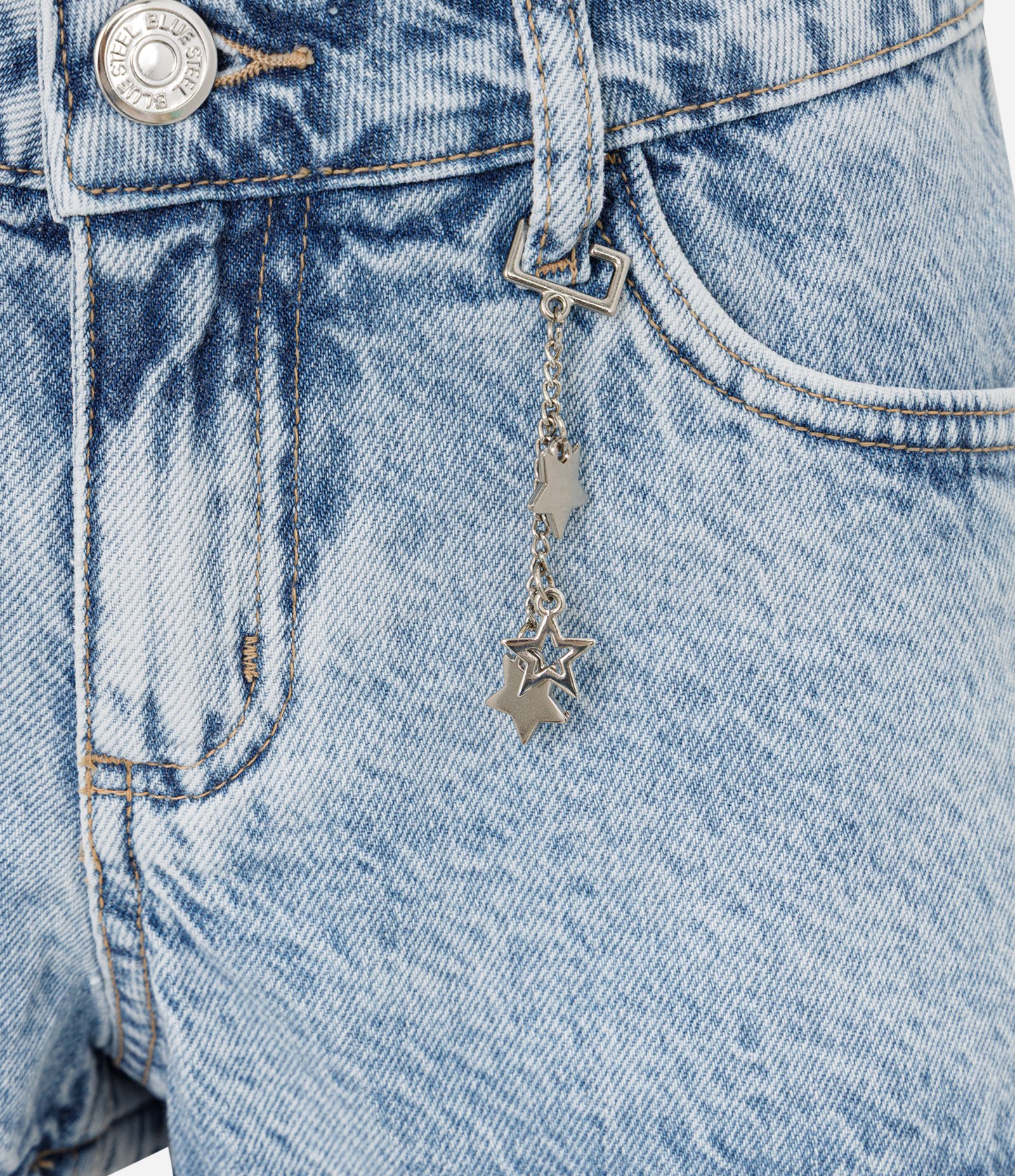 Short Micro em Jeans com Cintura Baixa e Correntinha de Estrelas Claro 6