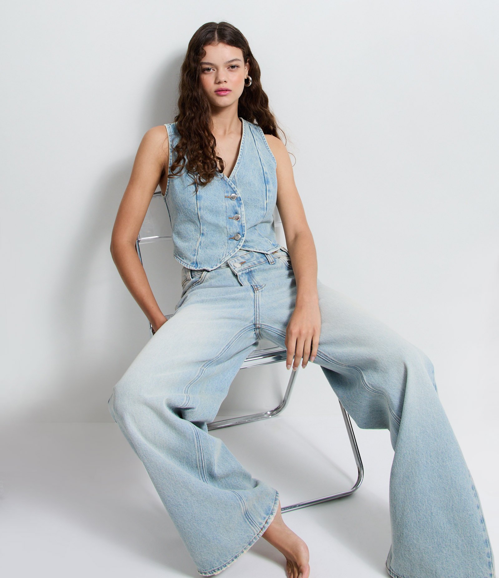 Calça Wide Leg em Jeans com Cintura Média e Cós Transpassado Azul Claro 1