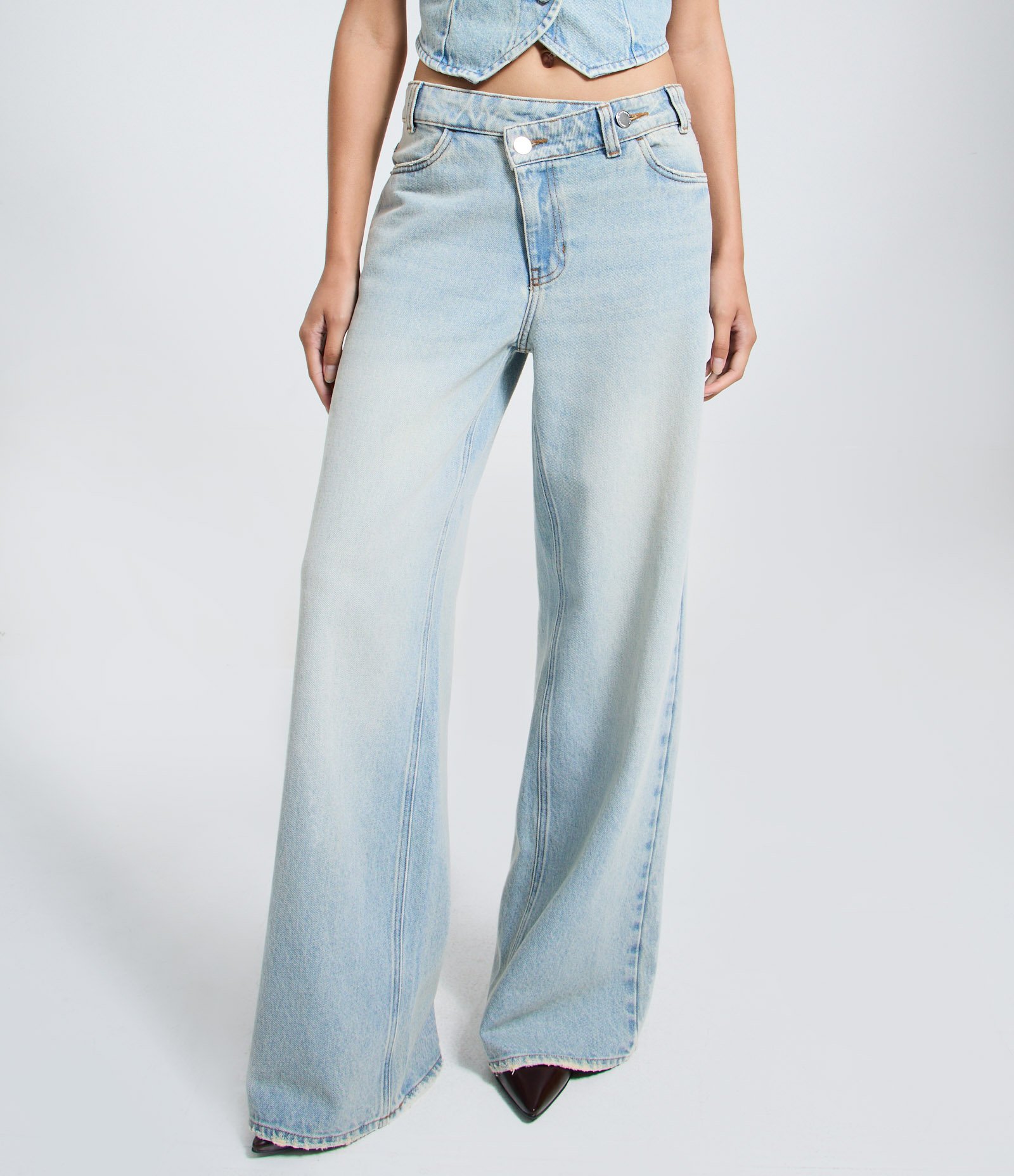 Calça Wide Leg em Jeans com Cintura Média e Cós Transpassado Azul Claro 2