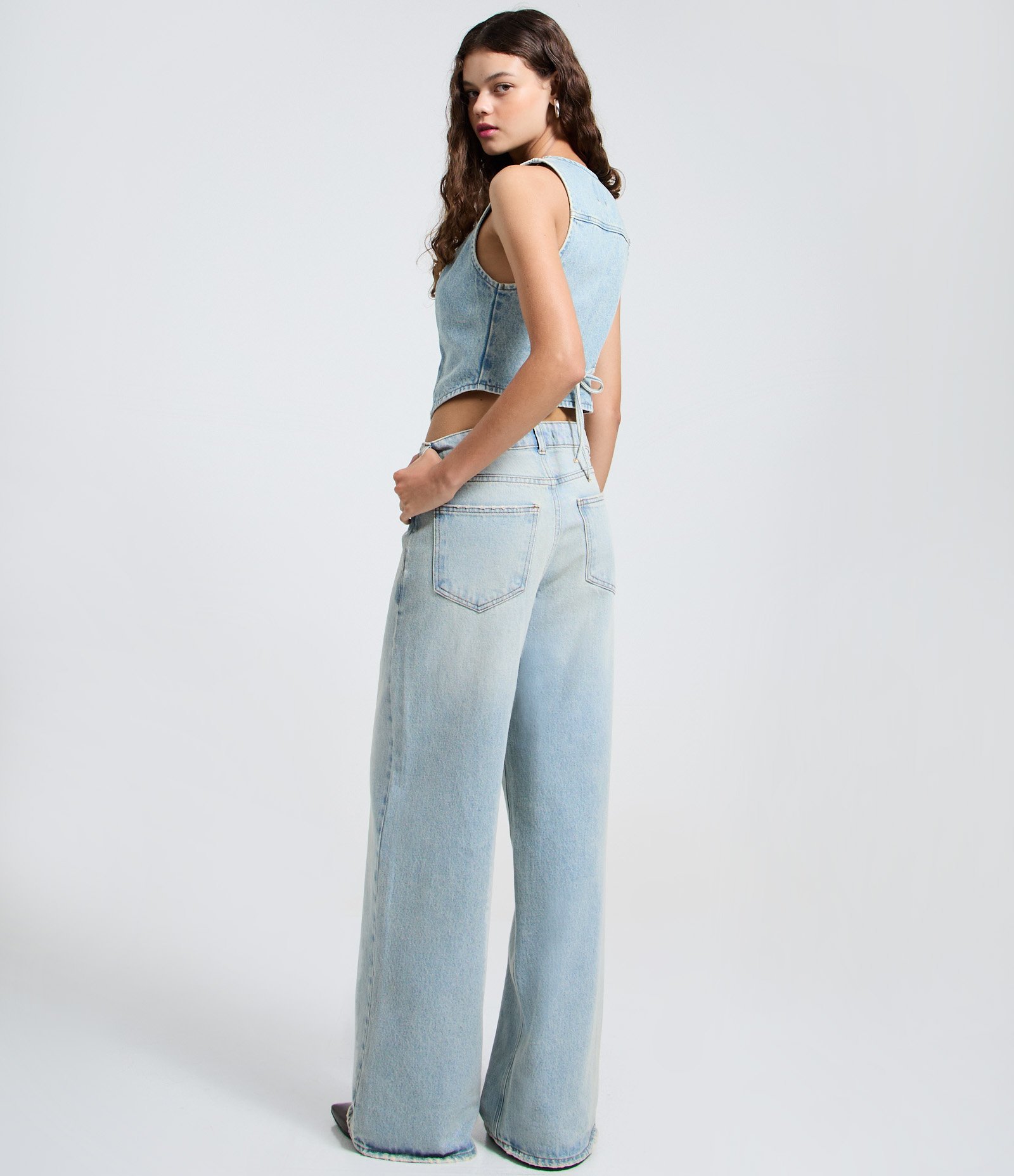 Calça Wide Leg em Jeans com Cintura Média e Cós Transpassado Azul Claro 4