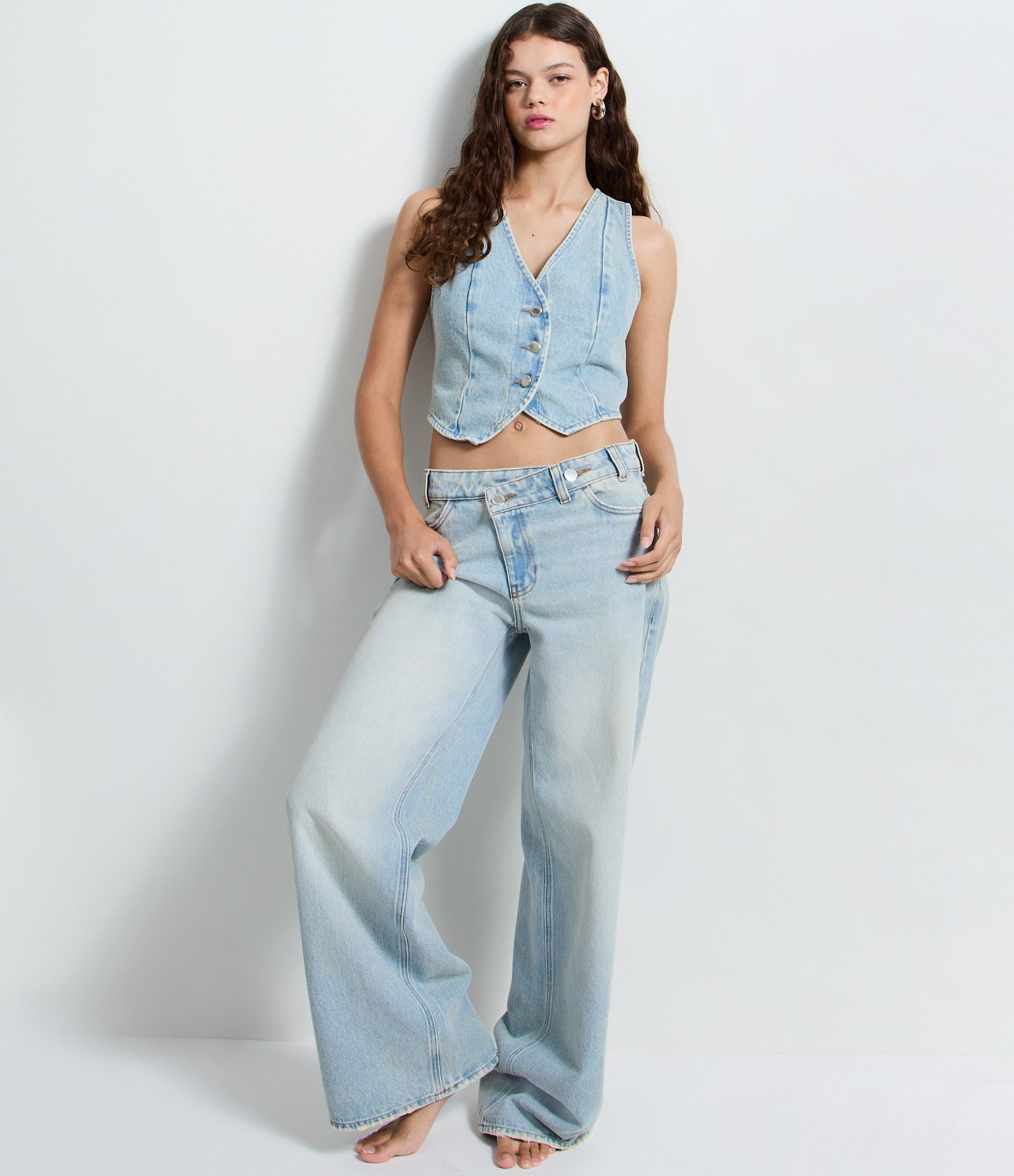Calça Wide Leg em Jeans com Cintura Média e Cós Transpassado Azul Claro 5