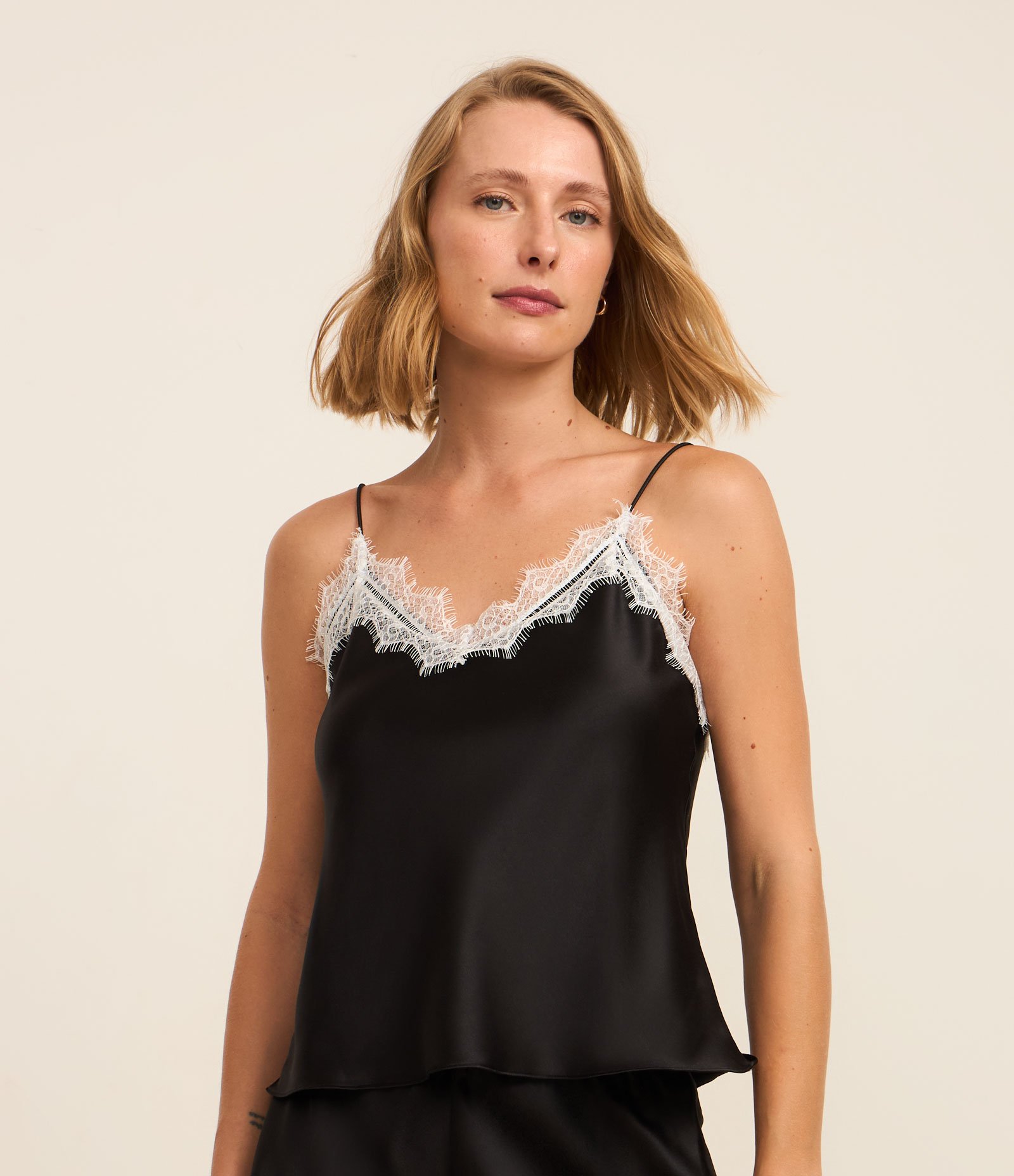 Blusa em Cetim com Renda no Decote Preto 1