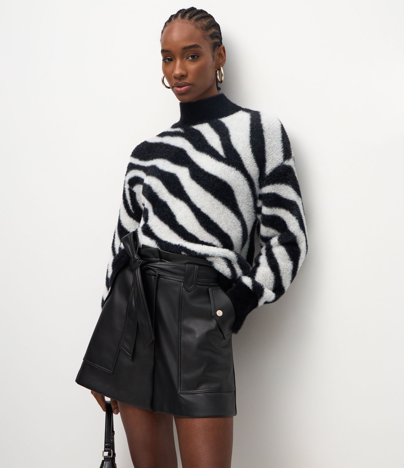 Short em PU com Cós Elástico e Faixa para Amarração Preto 2