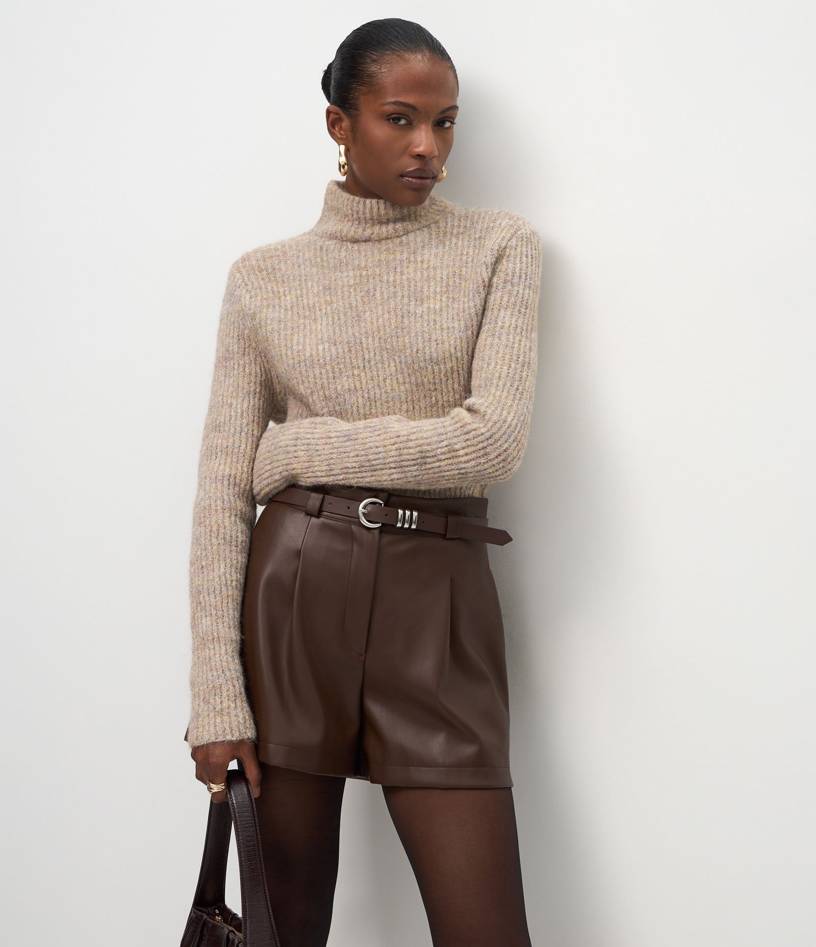 Short Curto em PU com Cinto e Fivela Metálica Chocolate Martini 1