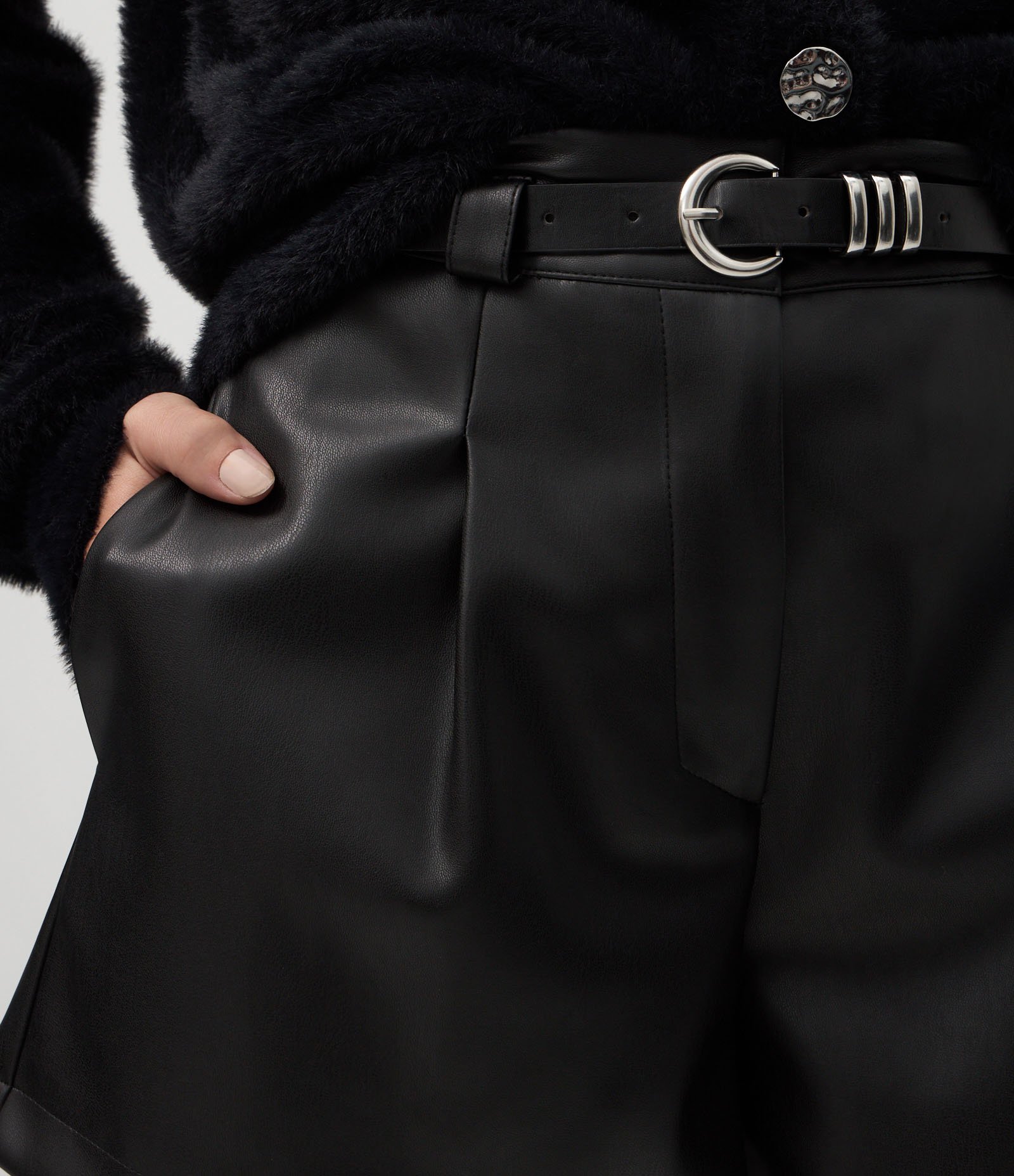 Short Curto em PU com Cinto e Fivela Metálica Anthracite 4