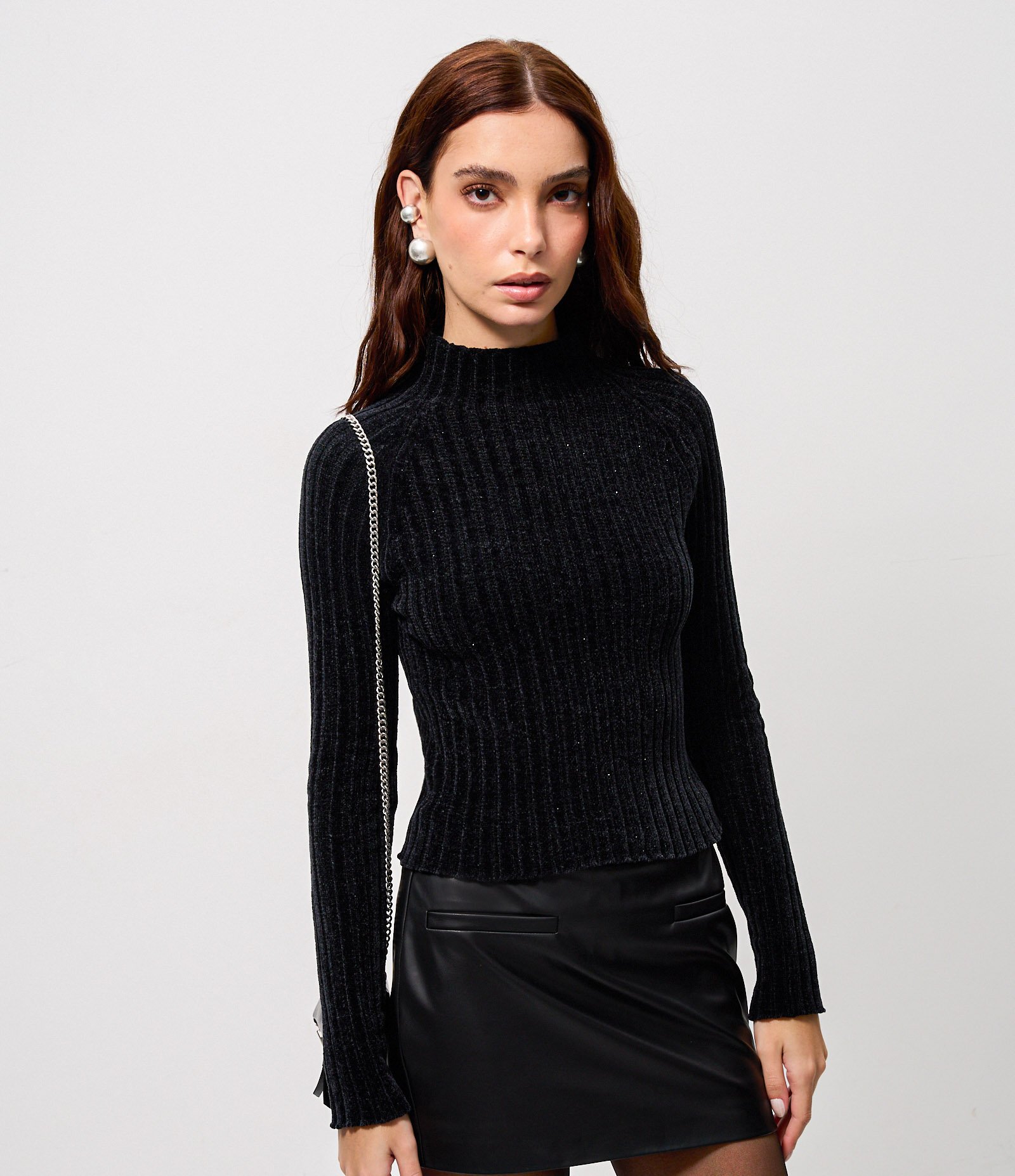 Blusa Cropped em Tricô com Gola Alta Preto 1