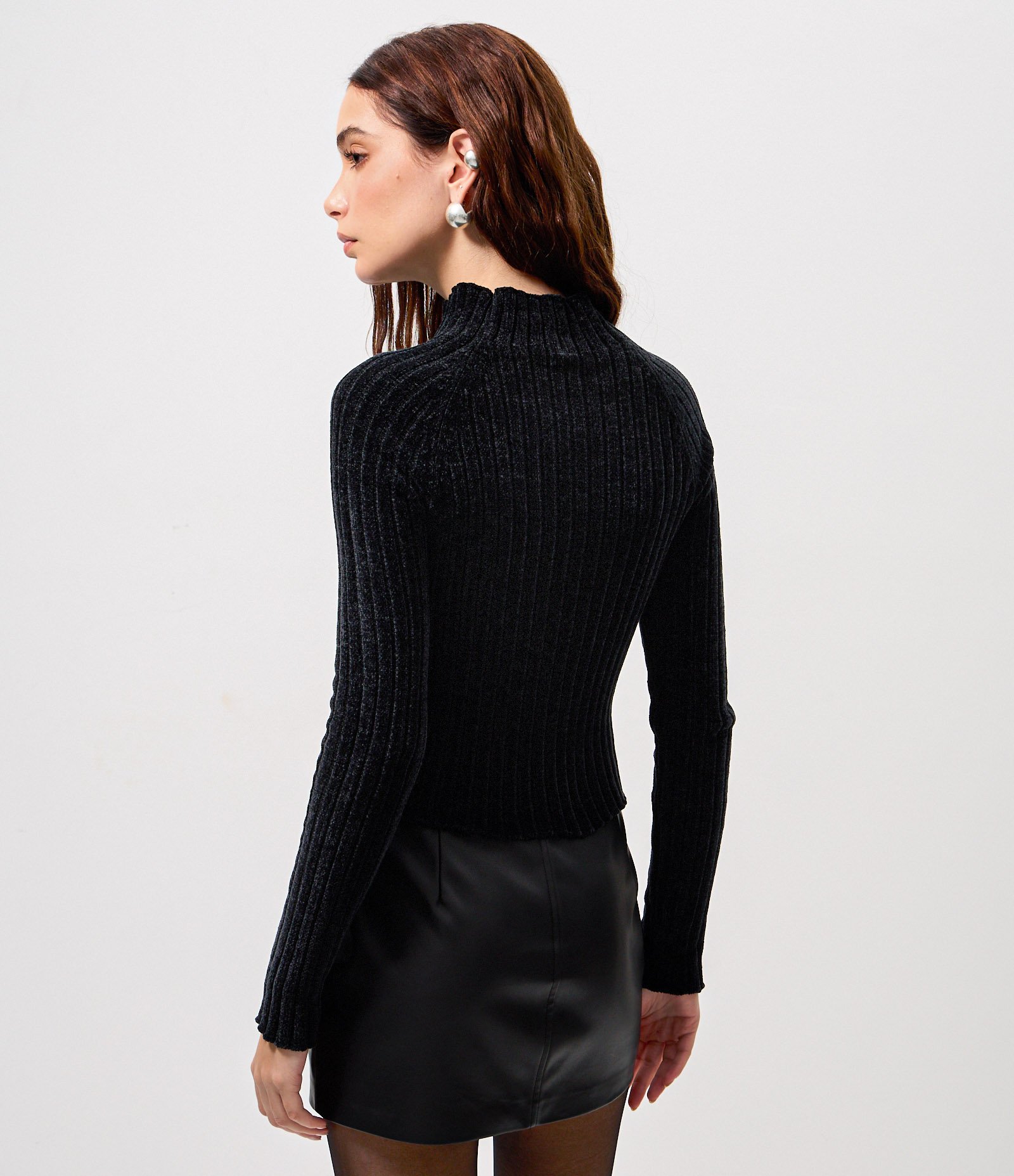 Blusa Cropped em Tricô com Gola Alta Preto 4