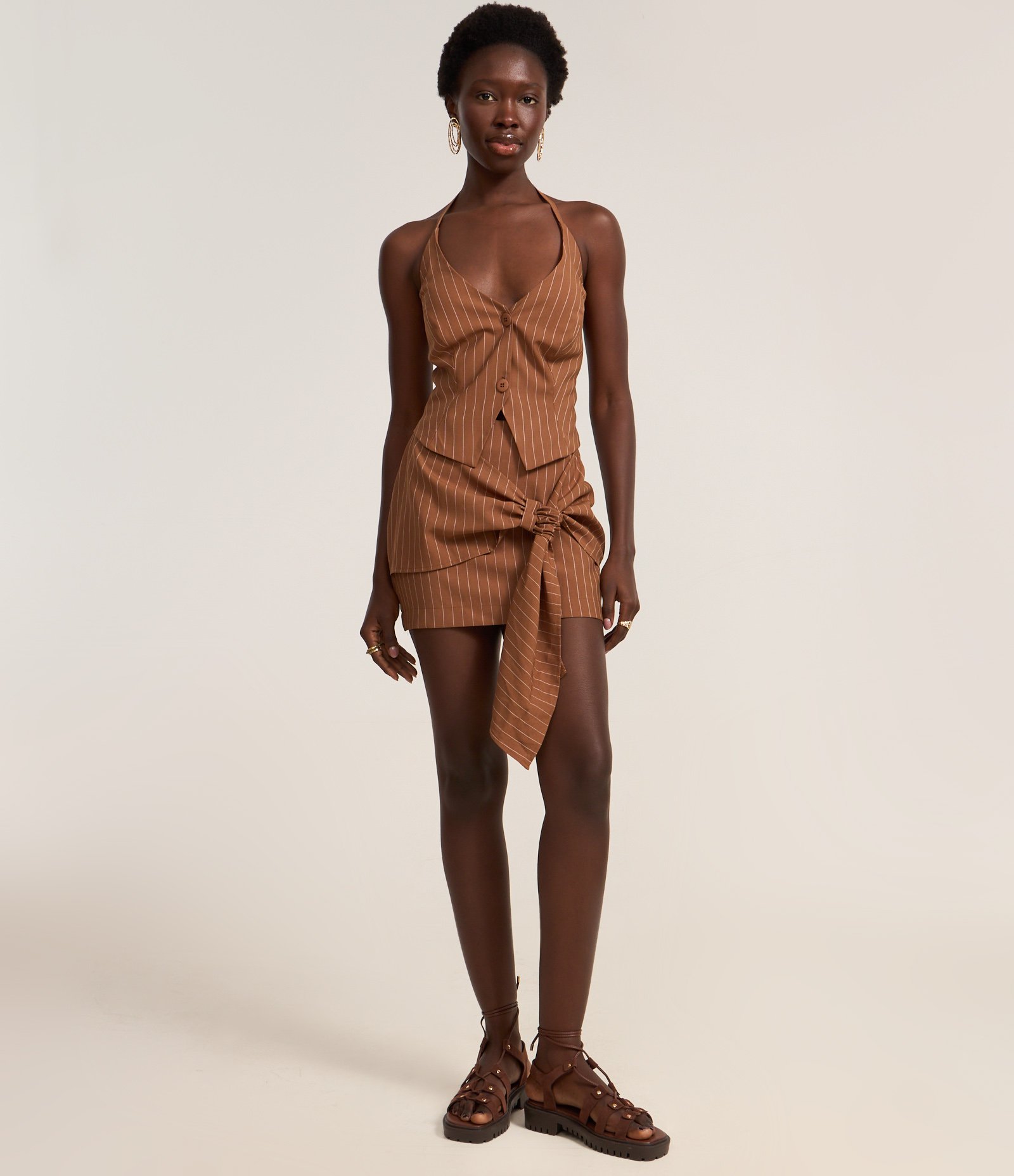 Blusa Colete Frente Única Alfaiatada Risca de Giz Marrom 2