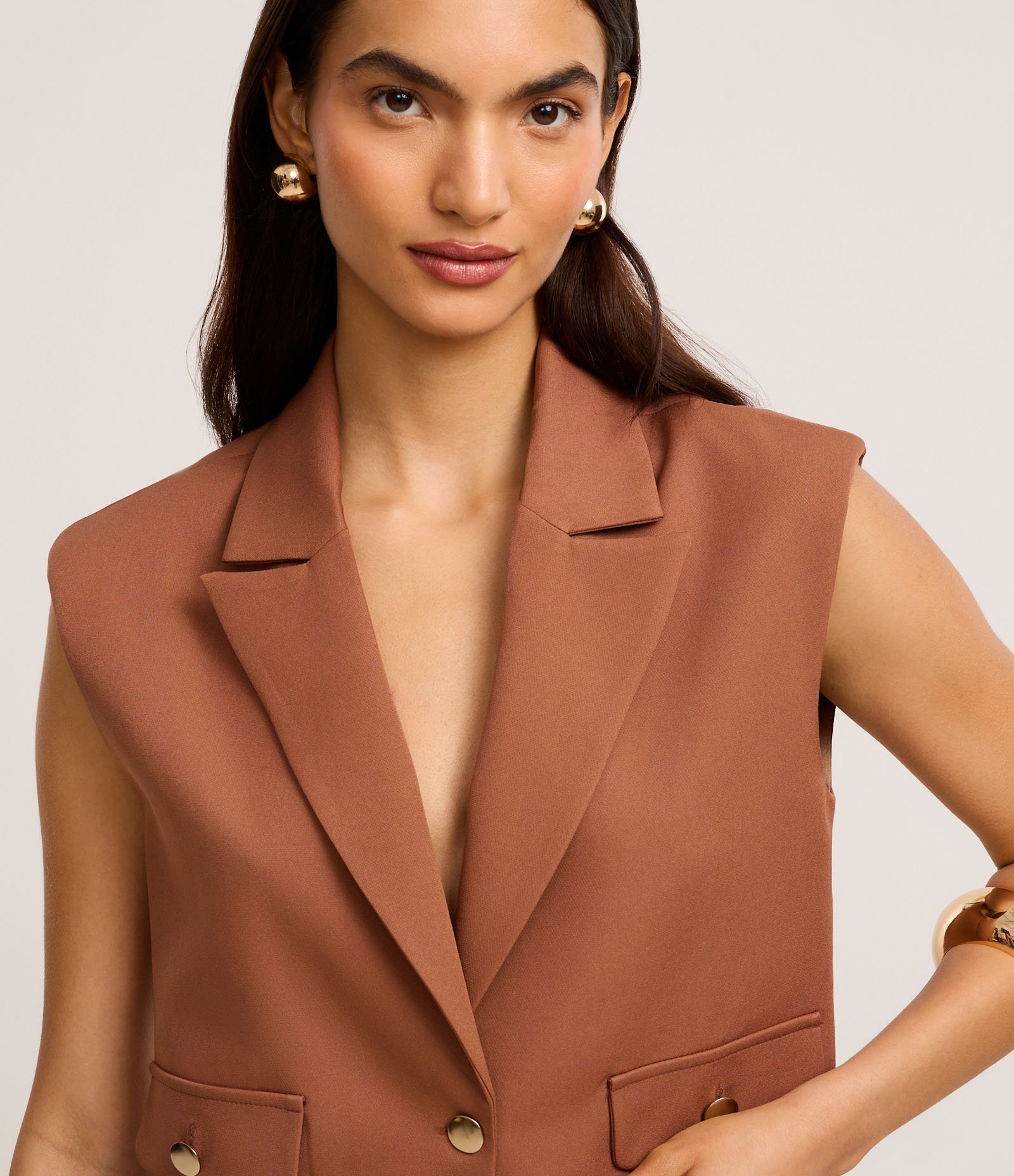 Colete Curto Alfaiatado com Ombreira Marrom 4