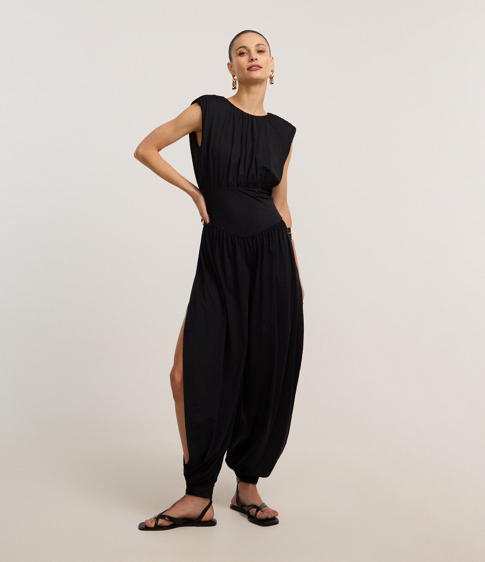 Macacão Aladim com Ombreira e Abertura na Lateral Preto 1