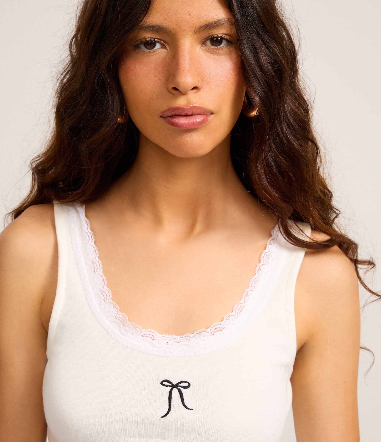 Blusa Regata em Ribana com Lacinho Bordado e Renda Branco 1