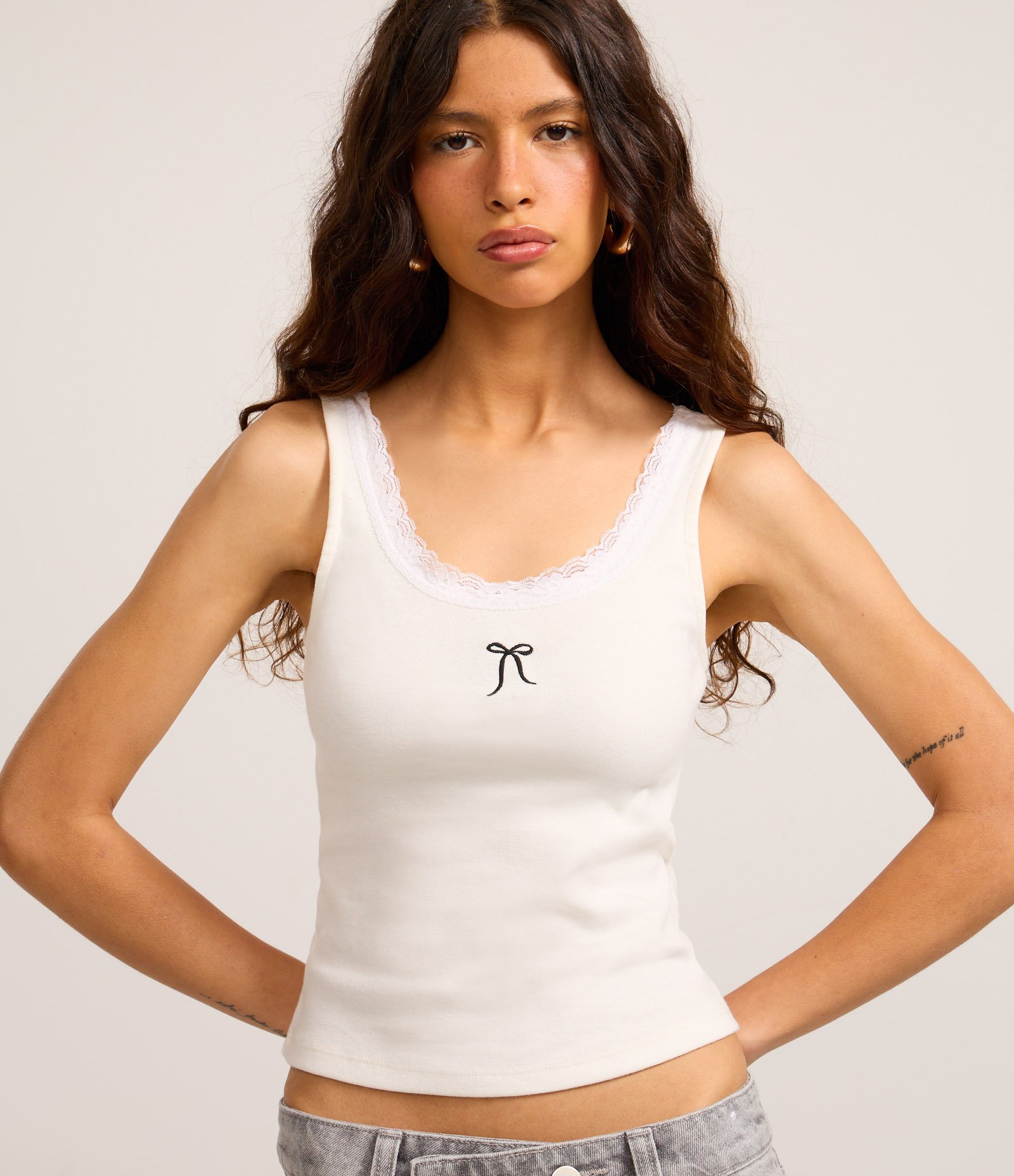 Blusa Regata em Ribana com Lacinho Bordado e Renda Branco 3