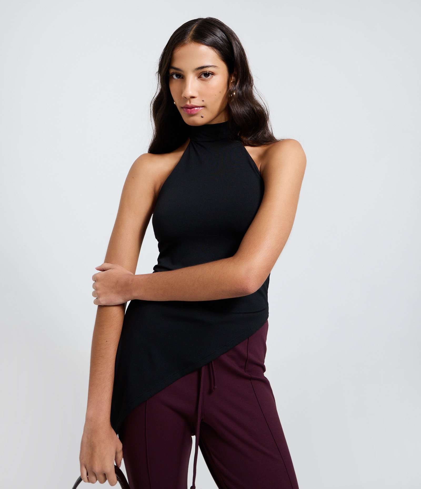 Blusa em Poliamida com Decote Halter e Barra Assimétrica Preto 1