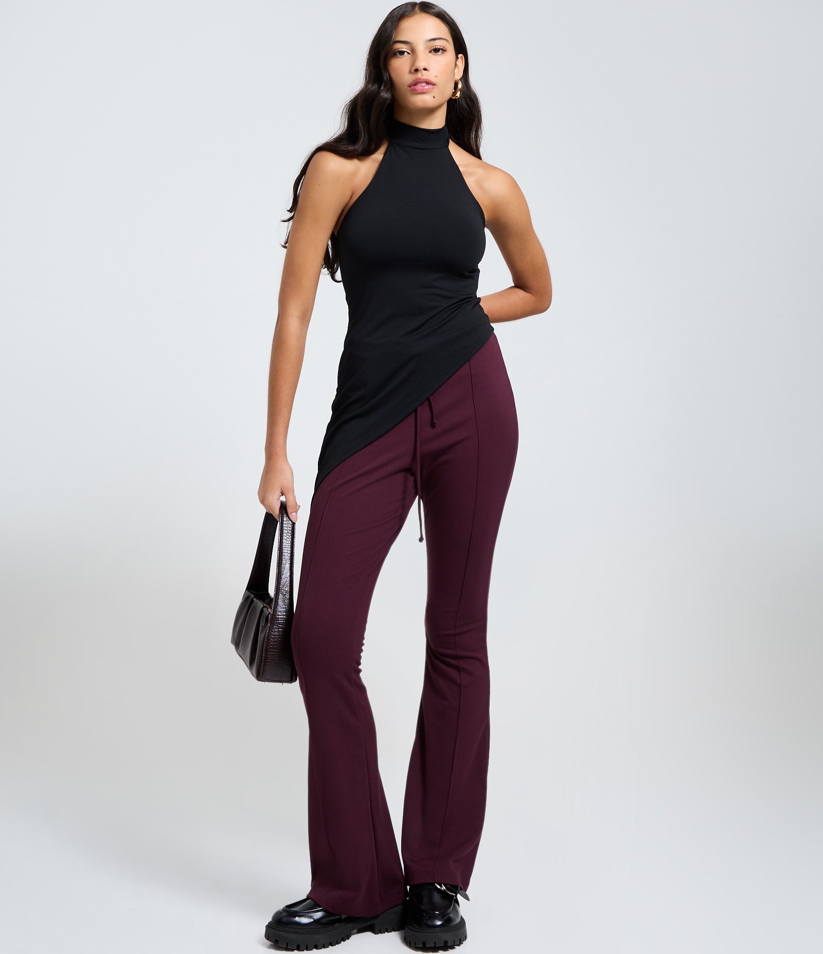 Blusa em Poliamida com Decote Halter e Barra Assimétrica Preto 2