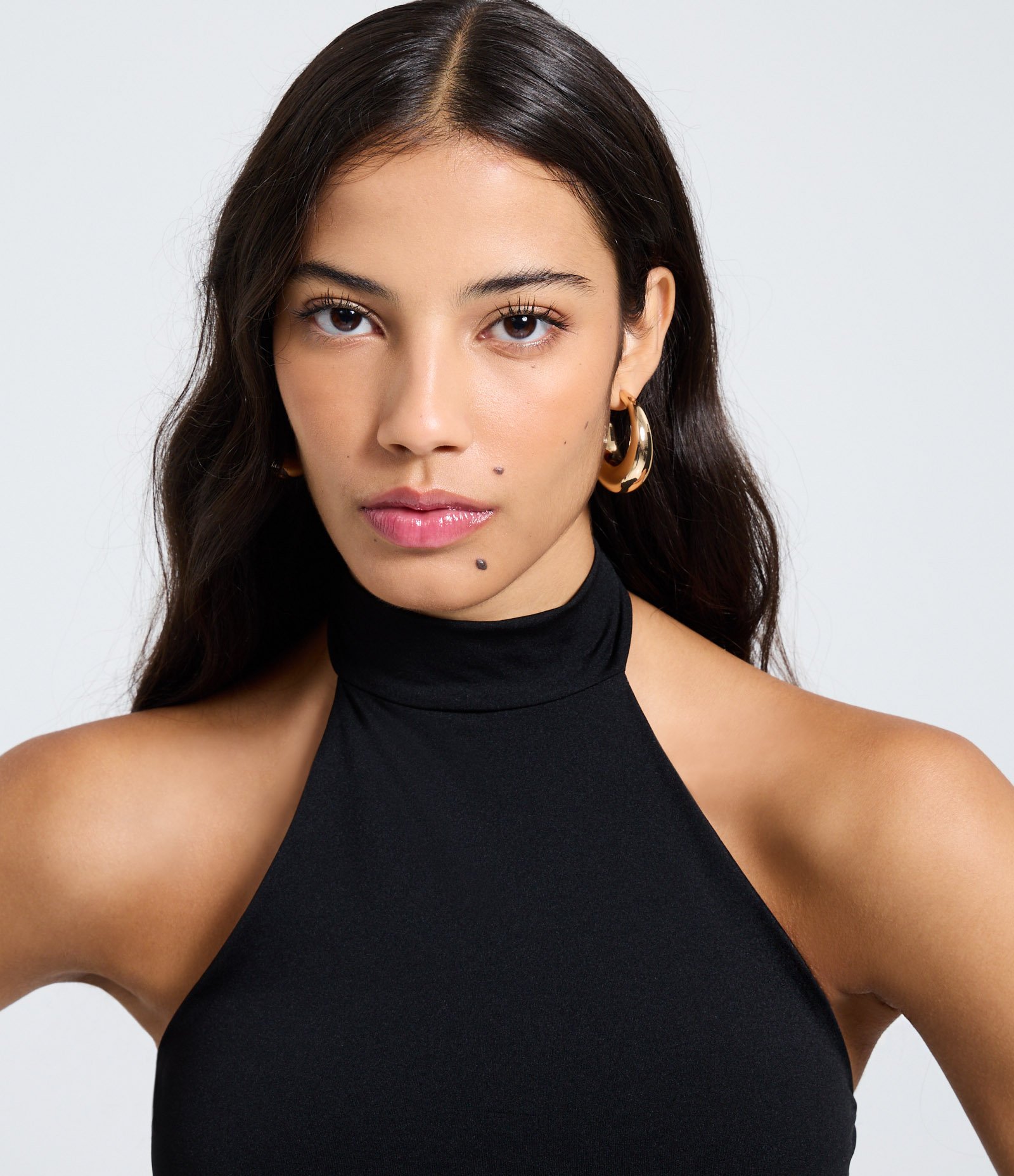 Blusa em Poliamida com Decote Halter e Barra Assimétrica Preto 3