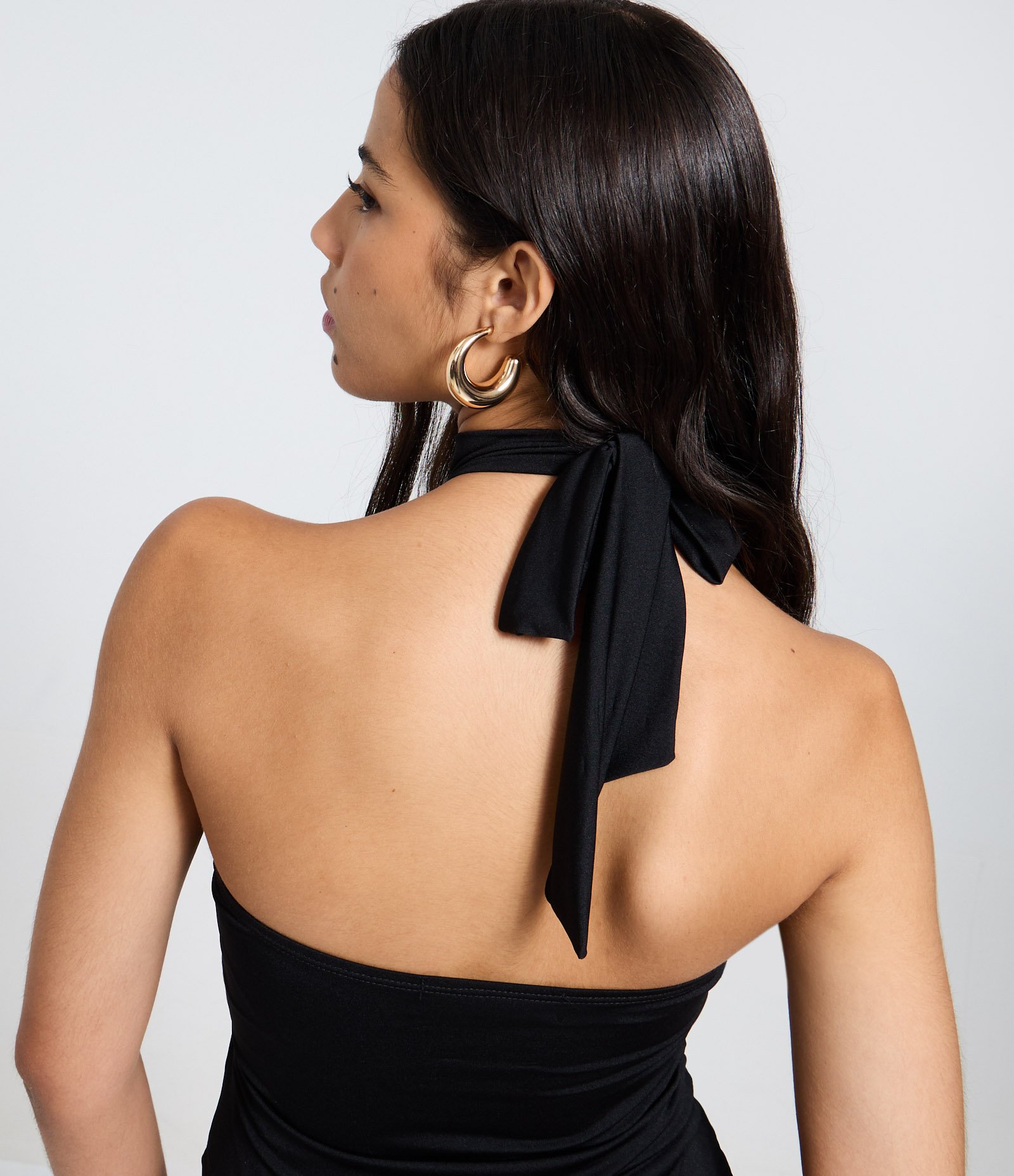 Blusa em Poliamida com Decote Halter e Barra Assimétrica Preto 4