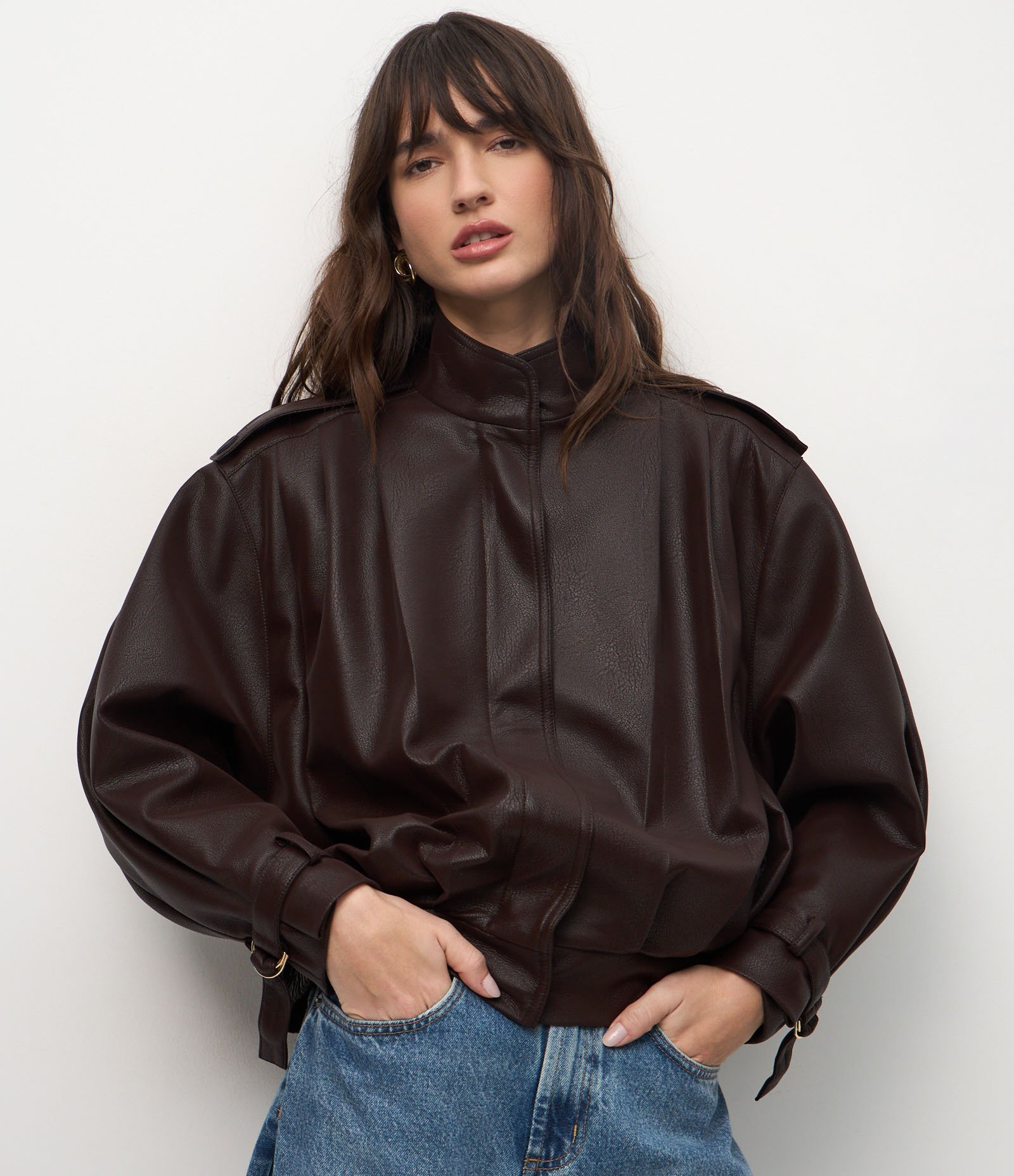 Jaqueta Oversized em PU com Pregas Marcadas e Fivelas no Punho Marrom 1