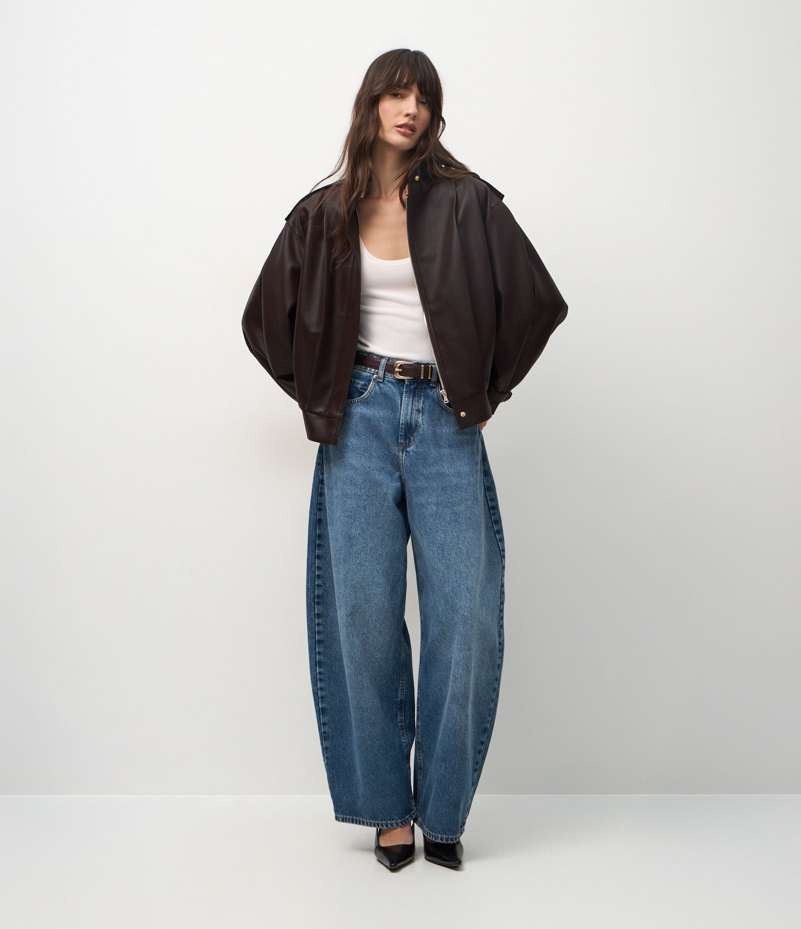 Jaqueta Oversized em PU com Pregas Marcadas e Fivelas no Punho Marrom 2