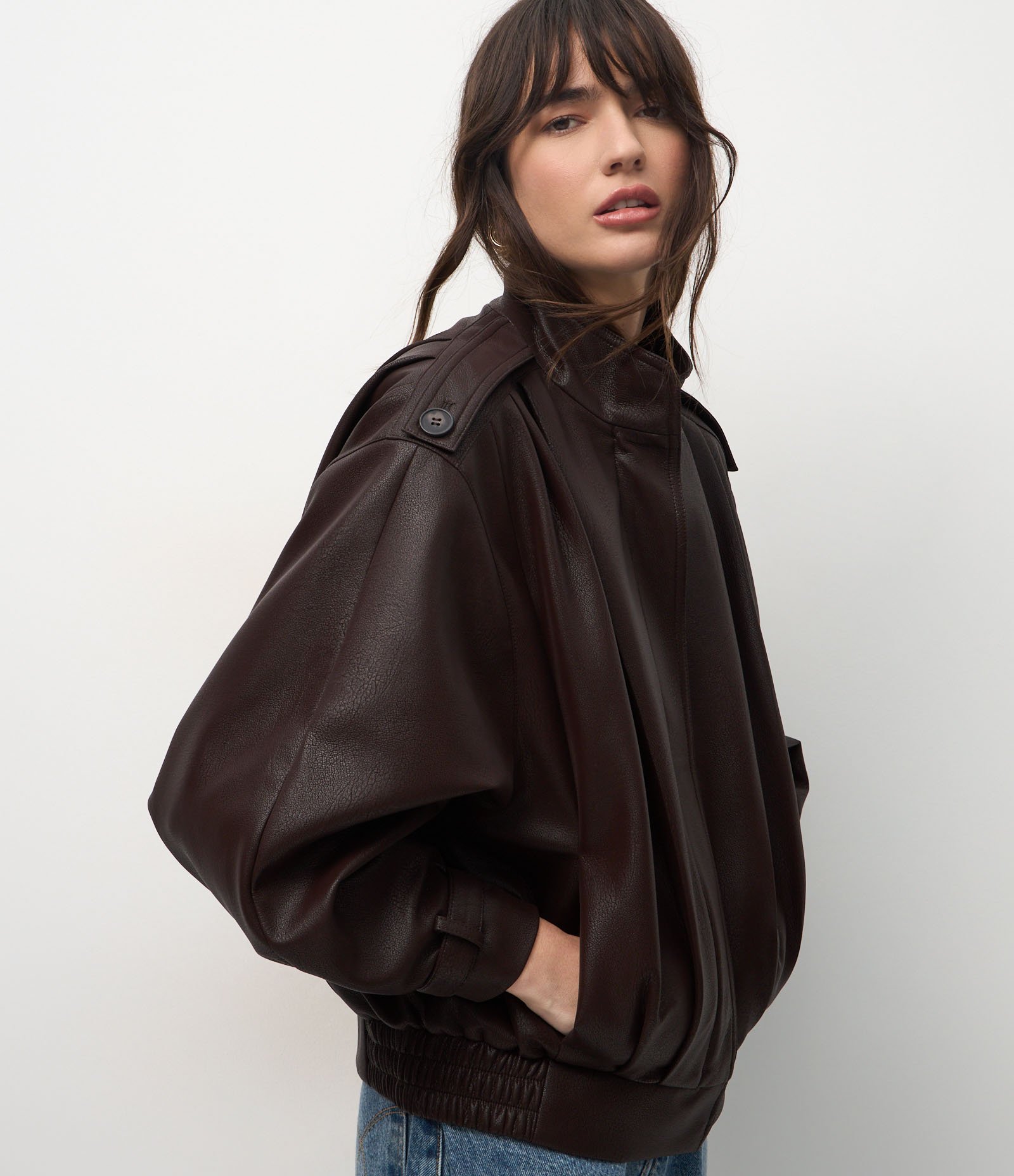 Jaqueta Oversized em PU com Pregas Marcadas e Fivelas no Punho Marrom 3