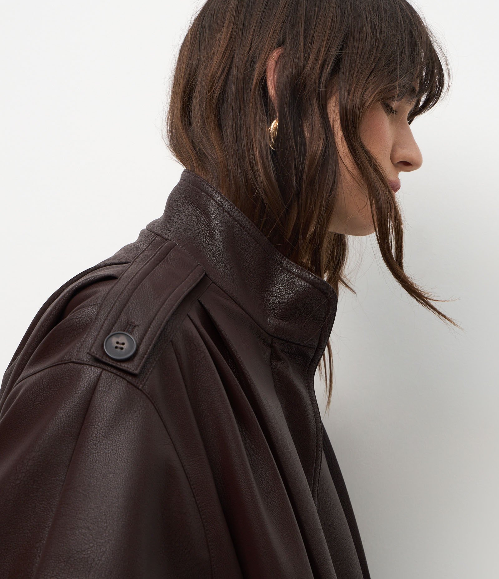 Jaqueta Oversized em PU com Pregas Marcadas e Fivelas no Punho Marrom 4