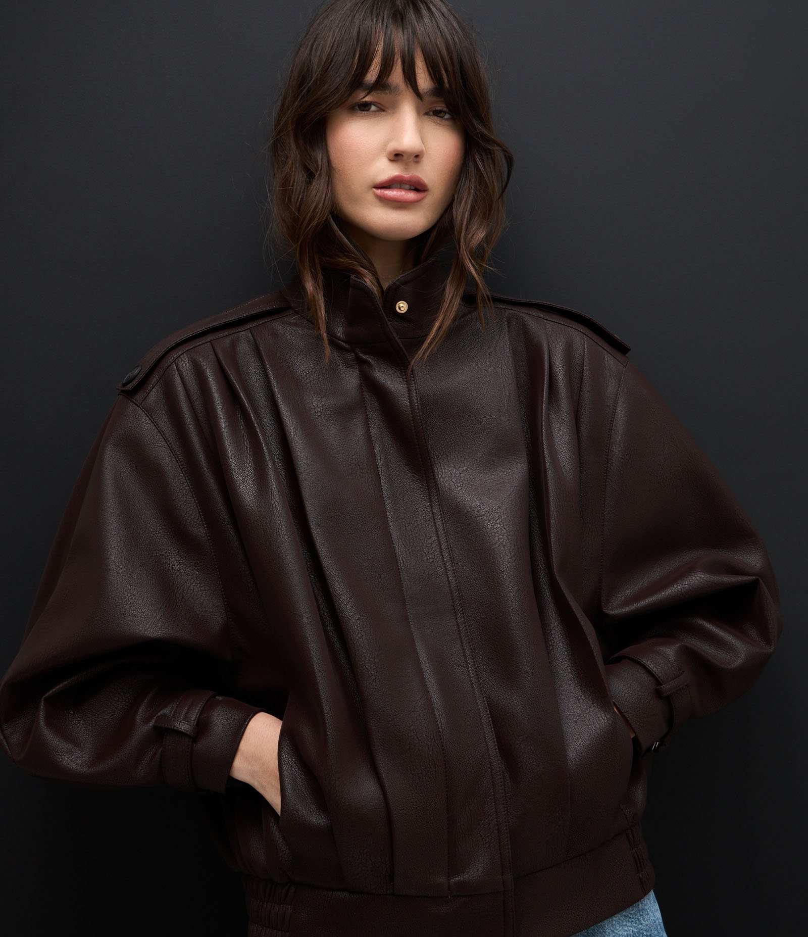 Jaqueta Oversized em PU com Pregas Marcadas e Fivelas no Punho Marrom 5