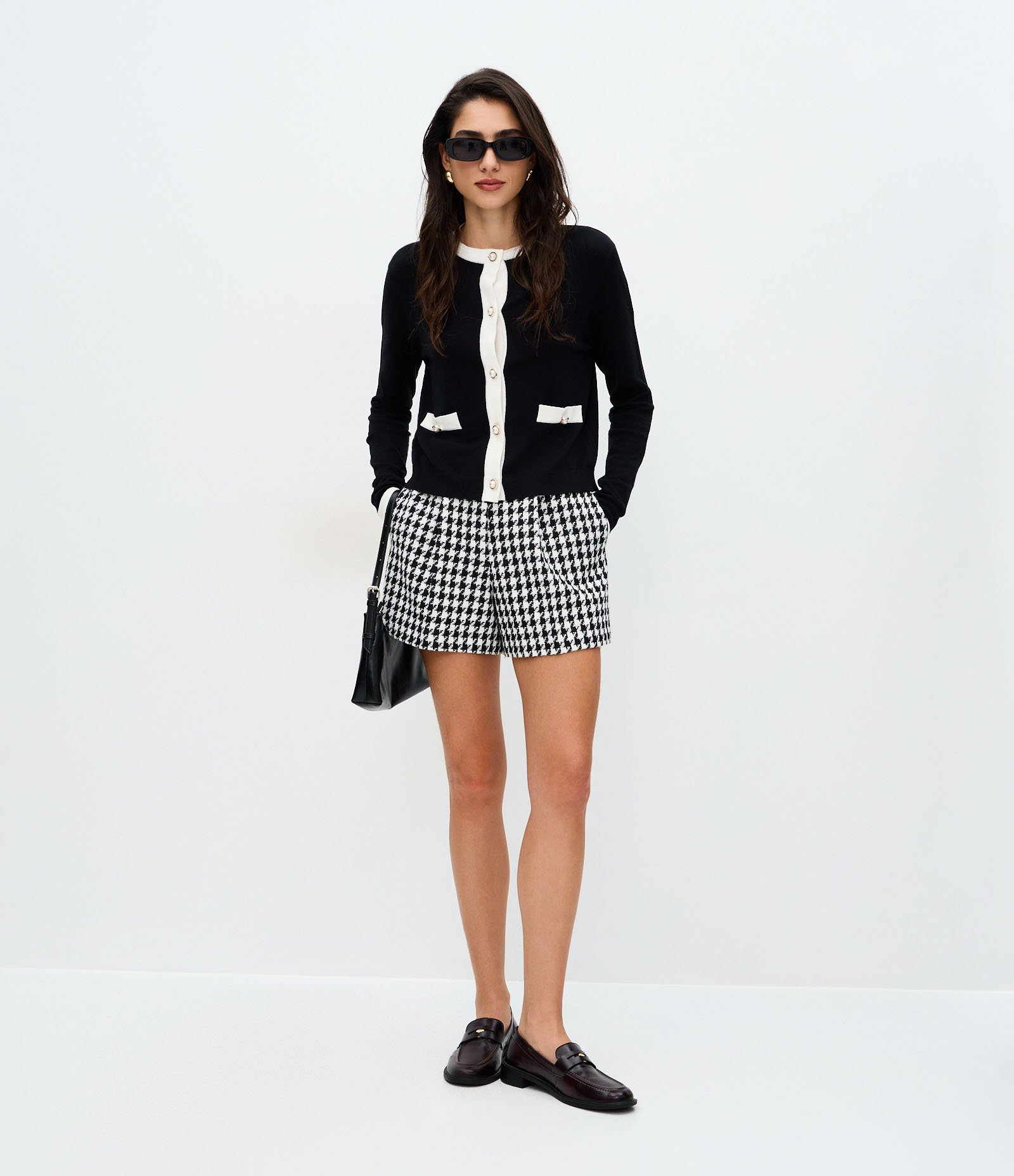 Cardigan Curto em Tricô com Botões Perolados Preto 2