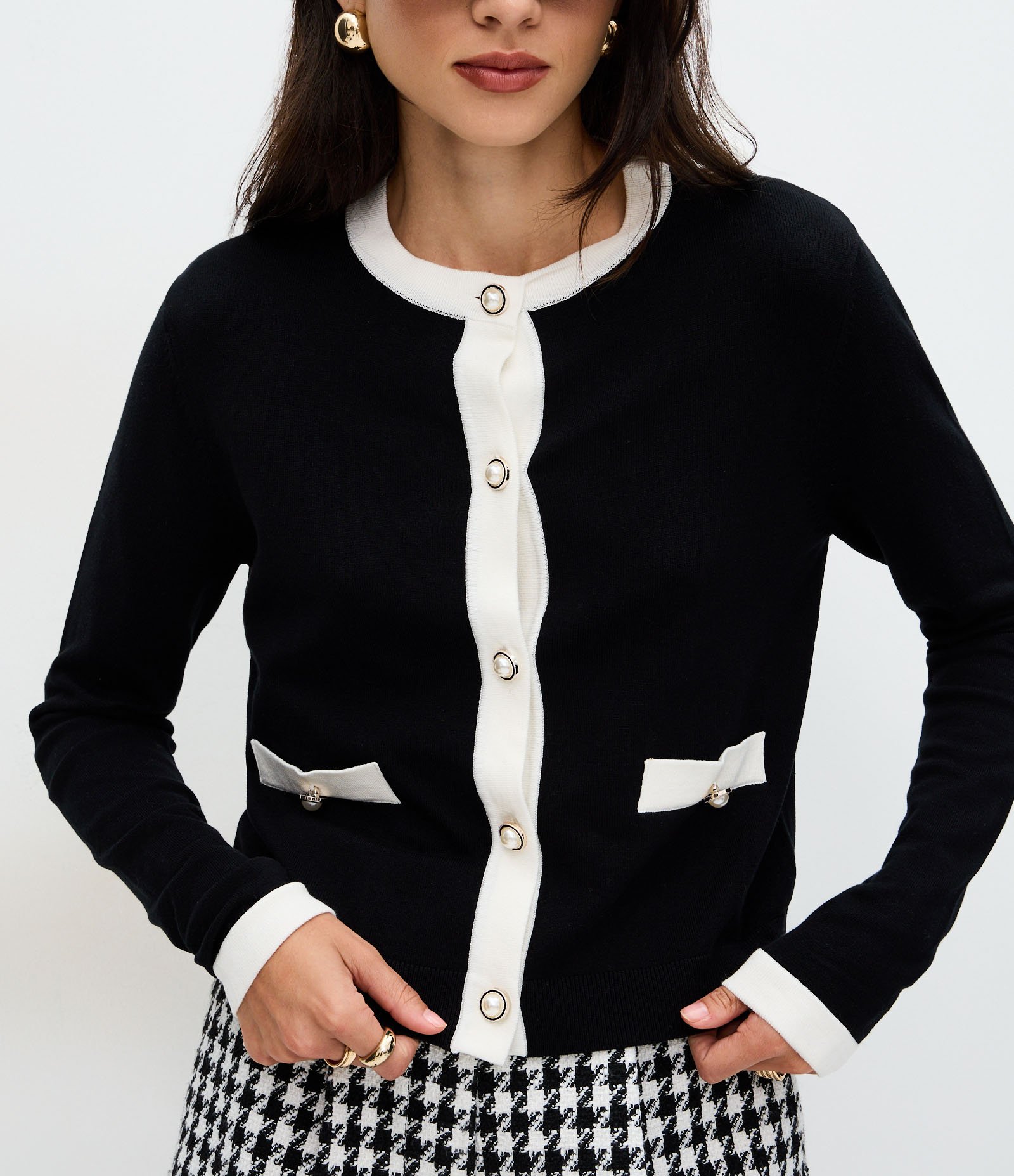 Cardigan Curto em Tricô com Botões Perolados Preto 4