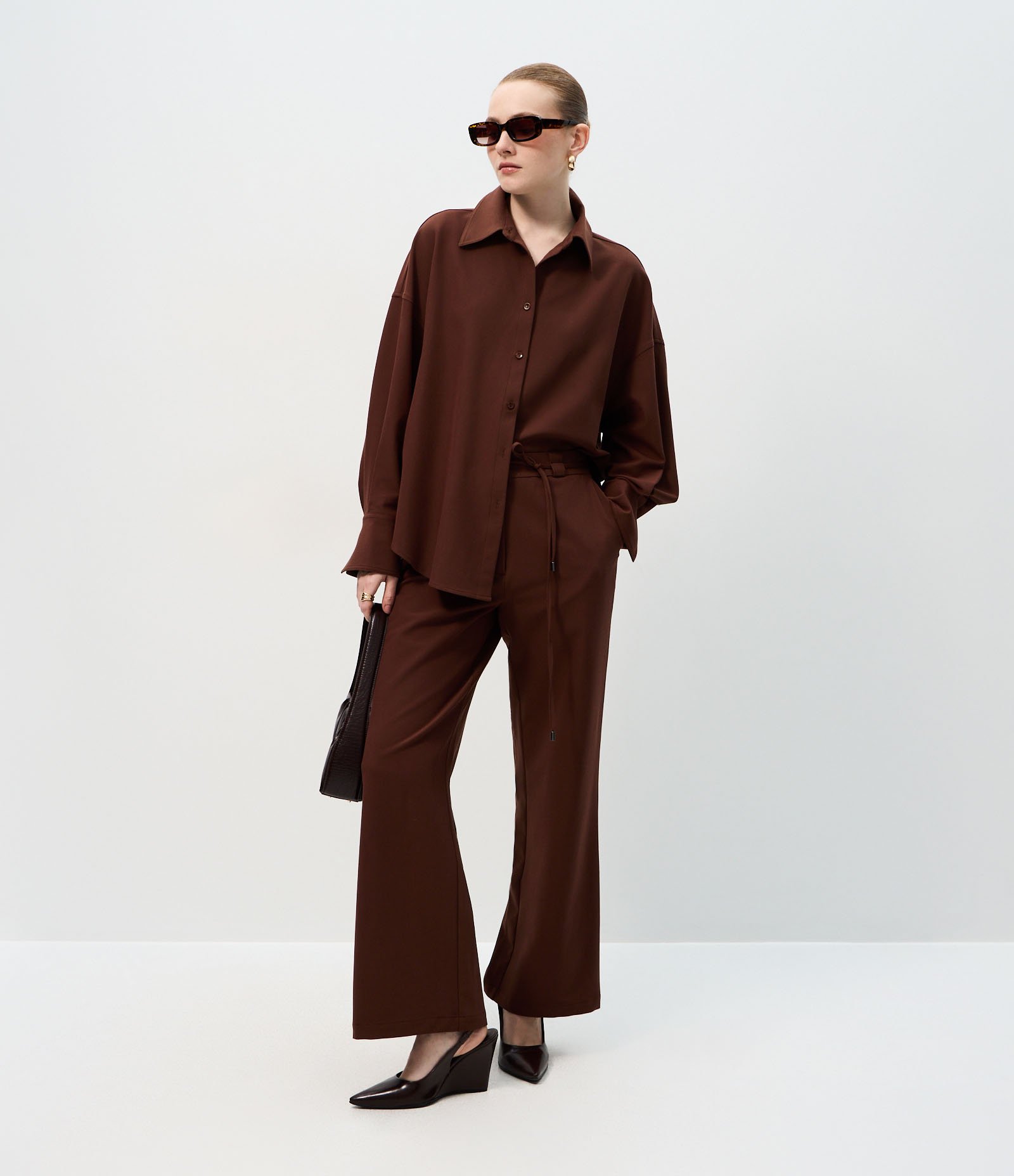 Calça Alfaiatada Wide em Crepe com Cós Elástico Marrom 1