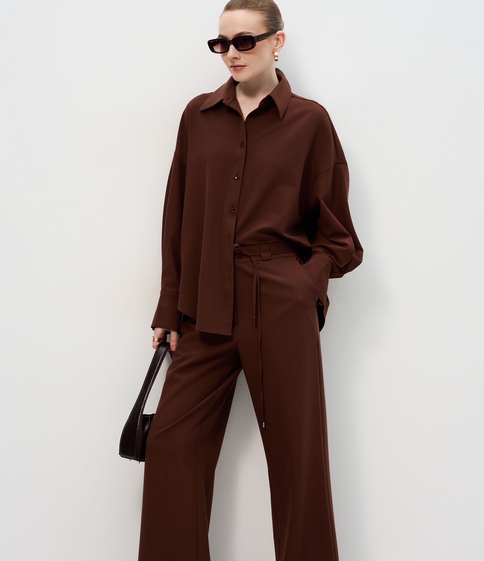 Calça Alfaiatada Wide em Crepe com Cós Elástico Marrom 2