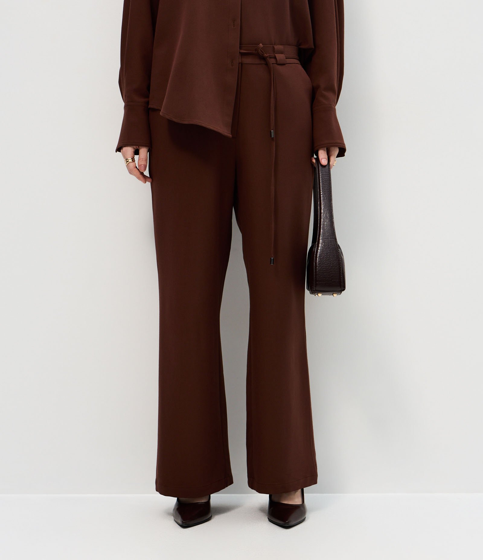 Calça Alfaiatada Wide em Crepe com Cós Elástico Marrom 3