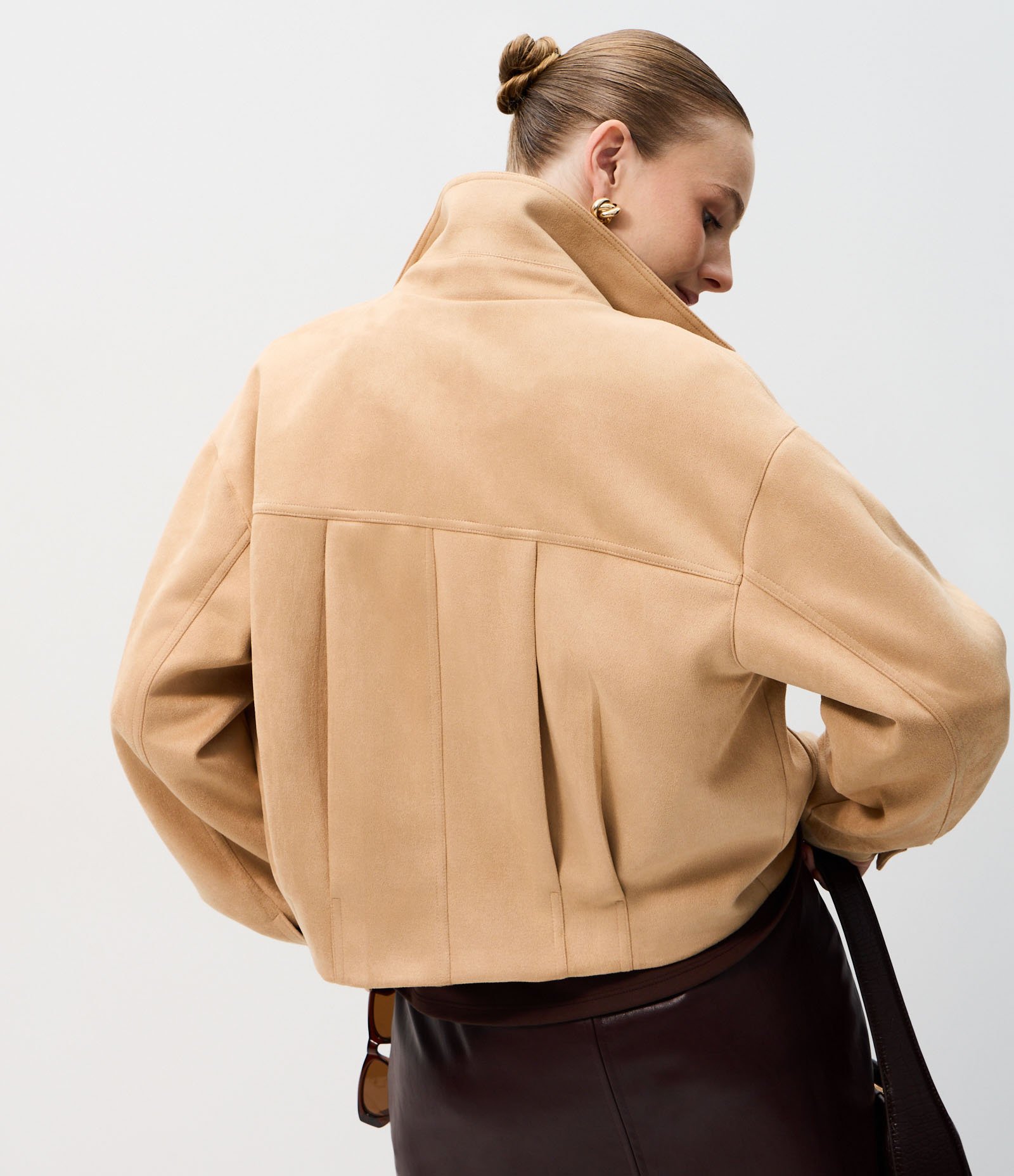 Jaqueta Estruturada em Suede com Bolsos Frontais Bege 4