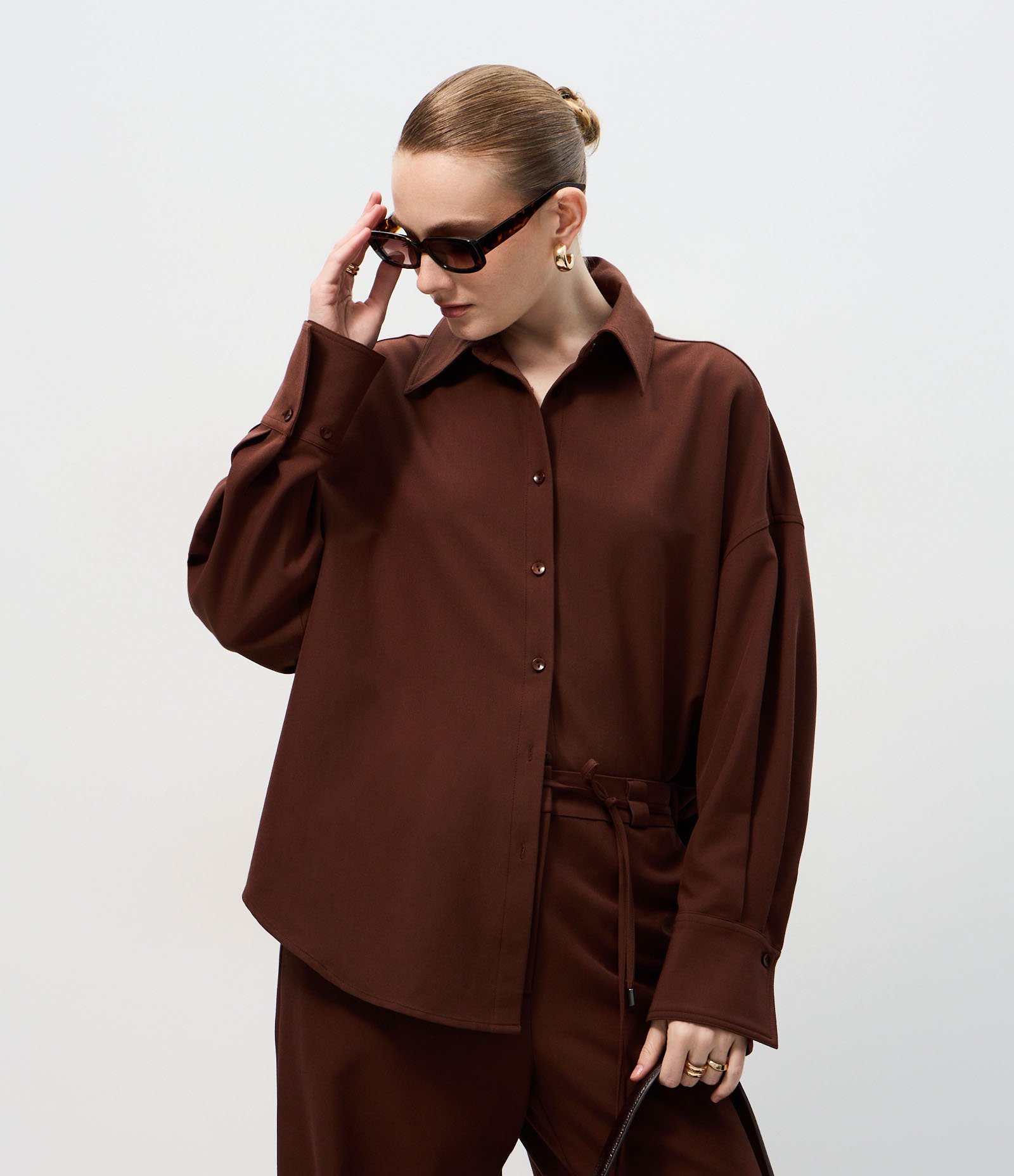 Camisa Oversized Alfaiatada com Punho Largo Marrom 1